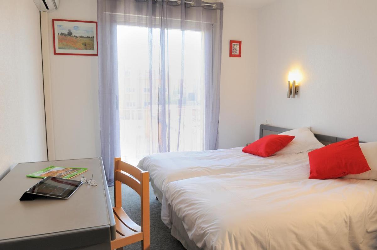 Comfort Twin Room with Balcony and Air Conditioning - Street side photo 1