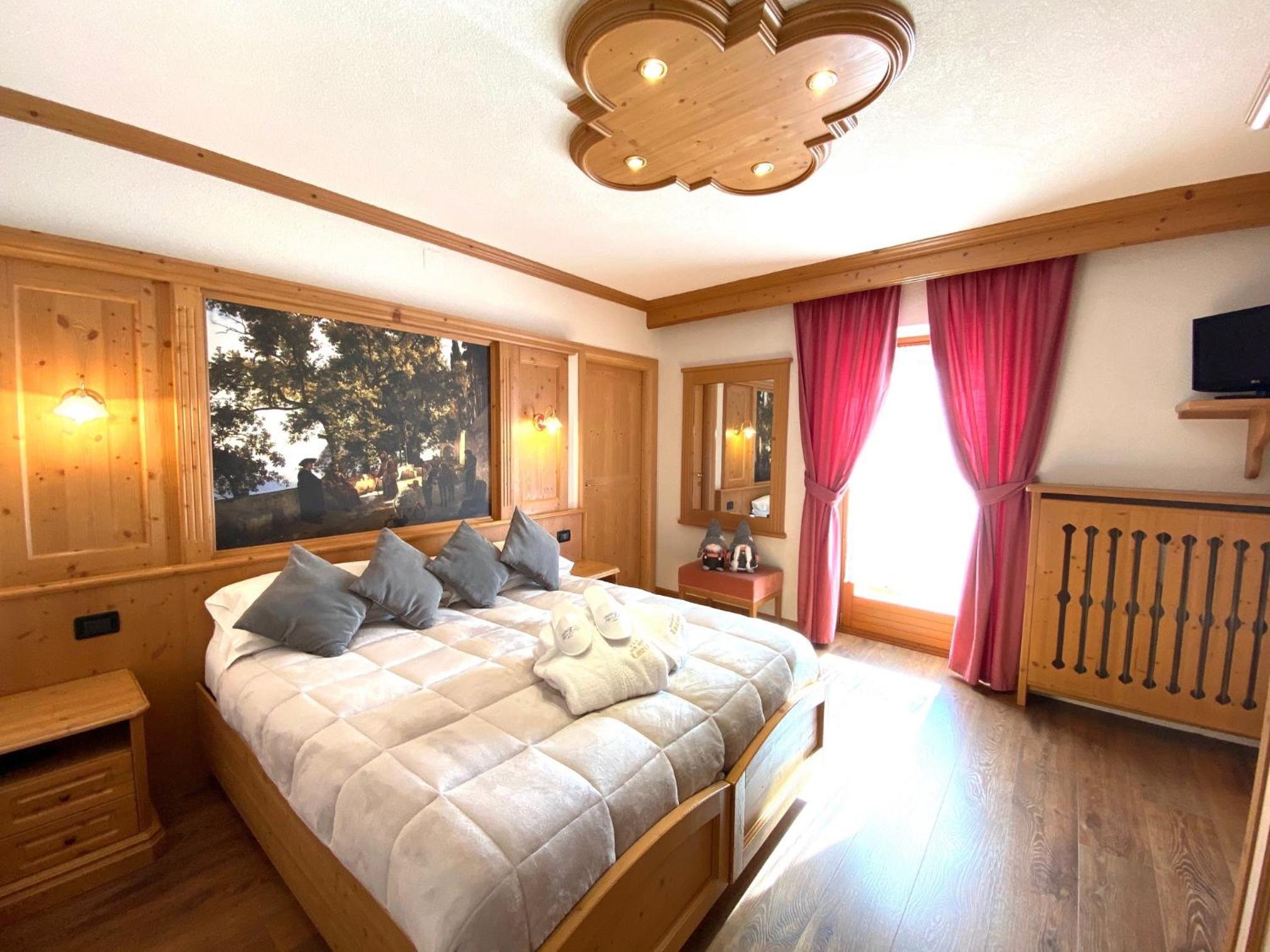 Family Room with Mountain View (2 Adults + 1 Child) photo 1