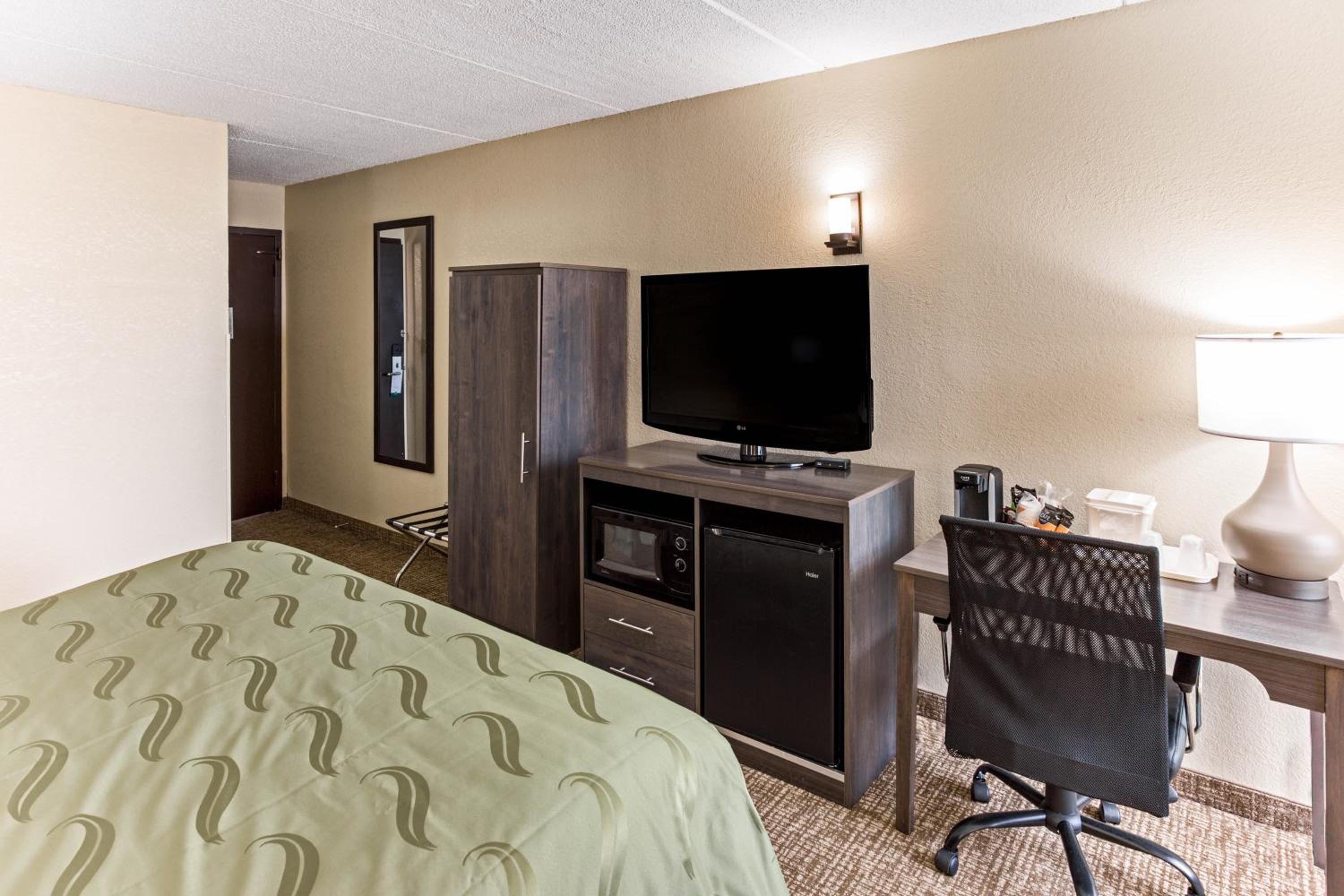 King Room - Non-Smoking - Photo 4