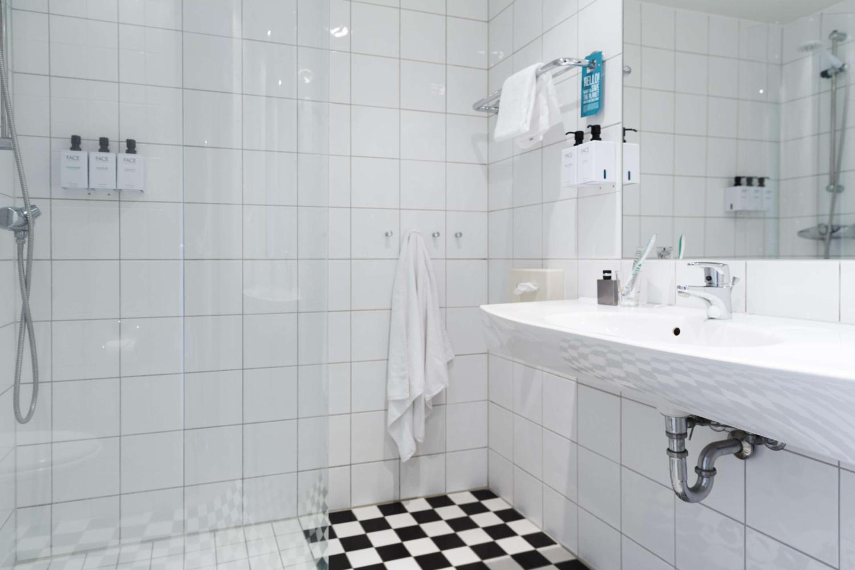 Standard Twin Room - Photo 4