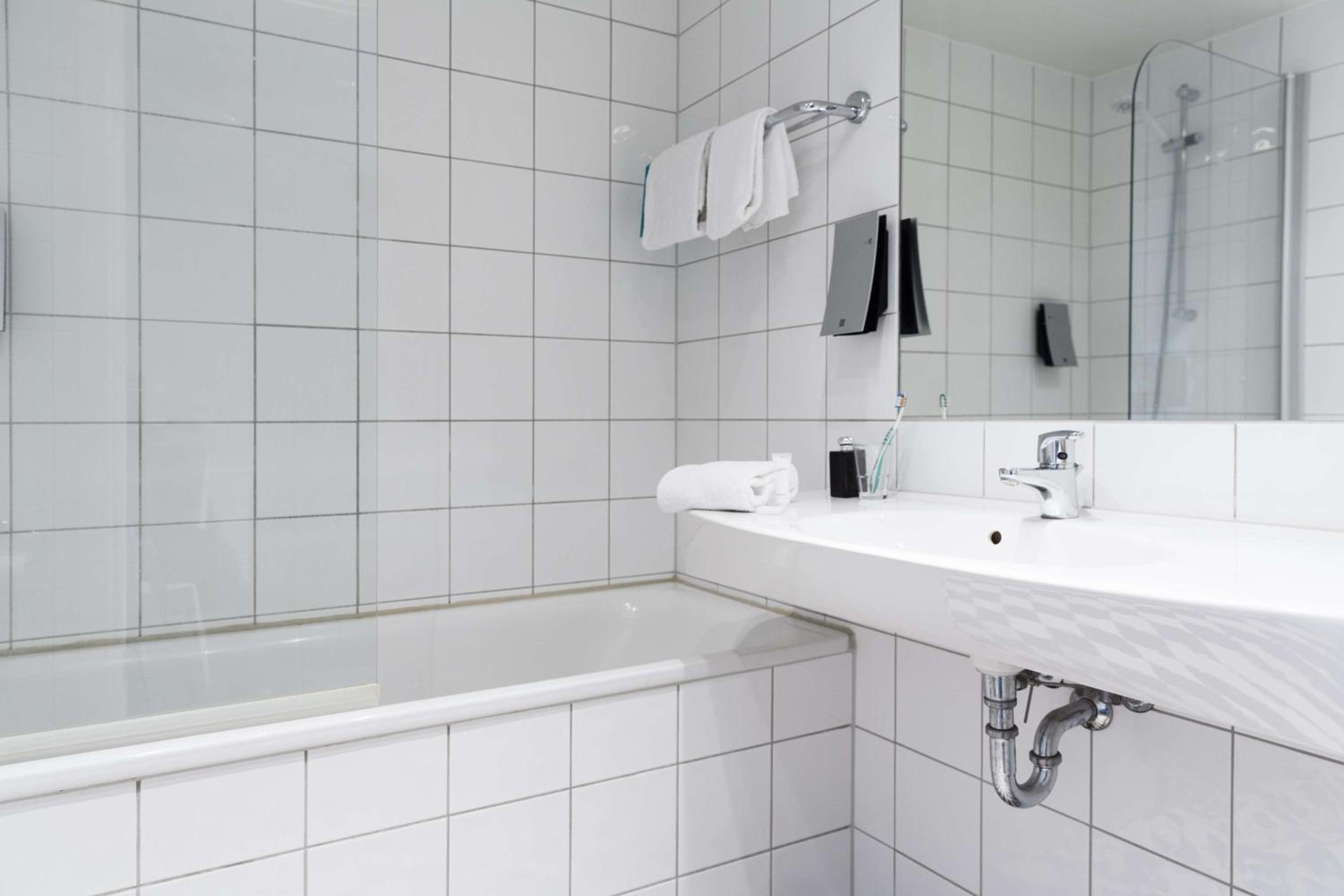 Standard Twin Room - Photo 5