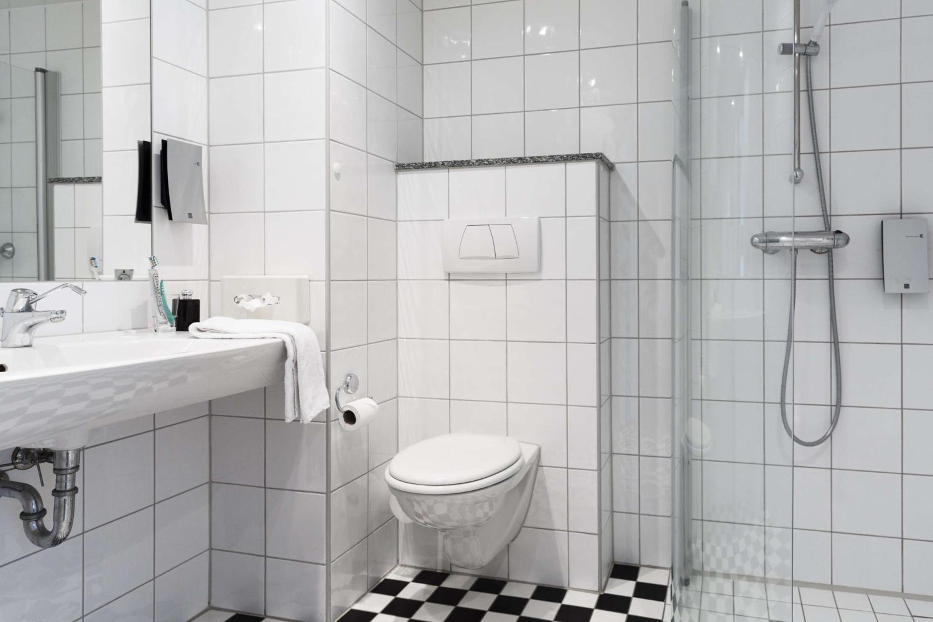 Standard Twin Room - Photo 6