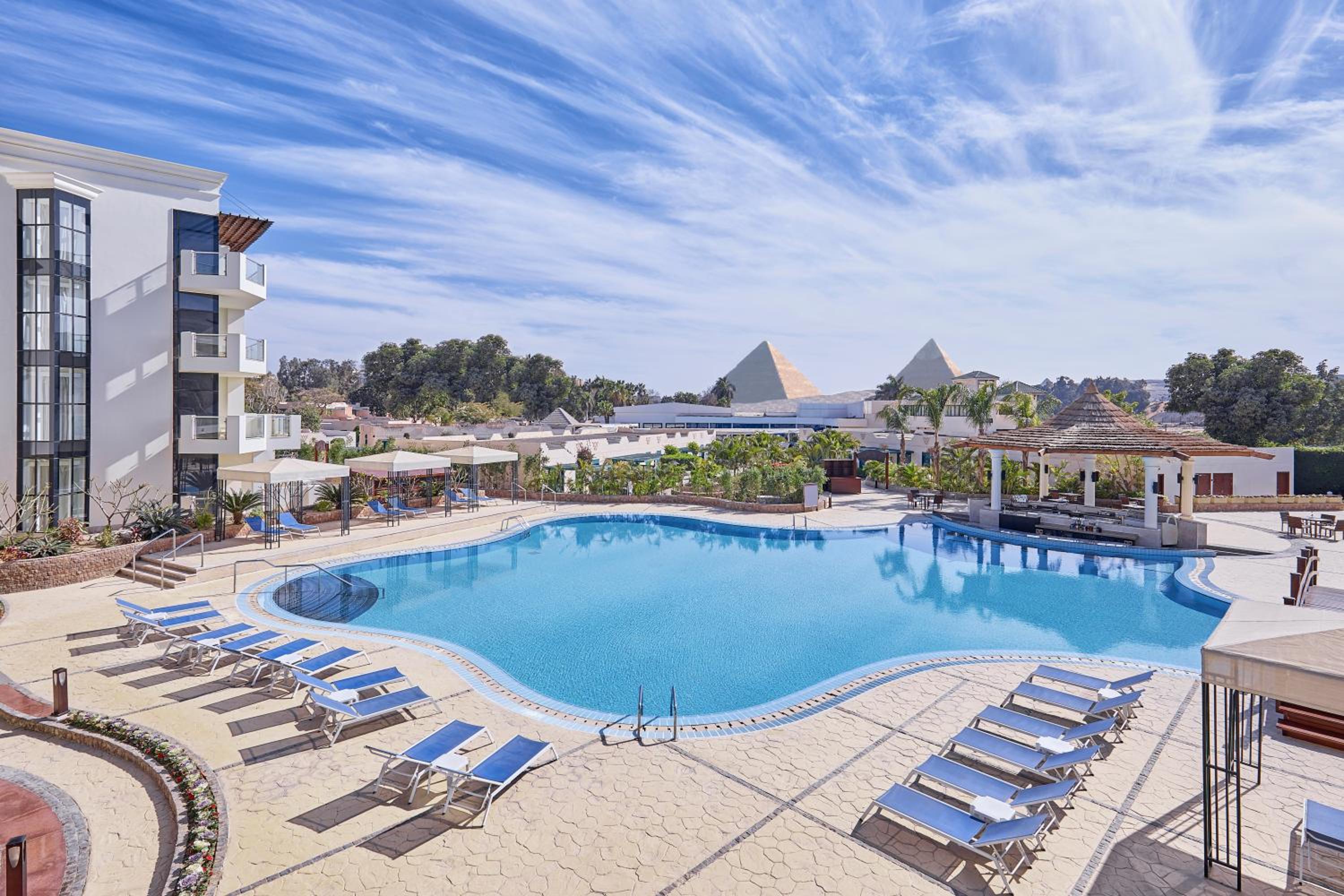 Deluxe Room - Pool View thumbnail 6