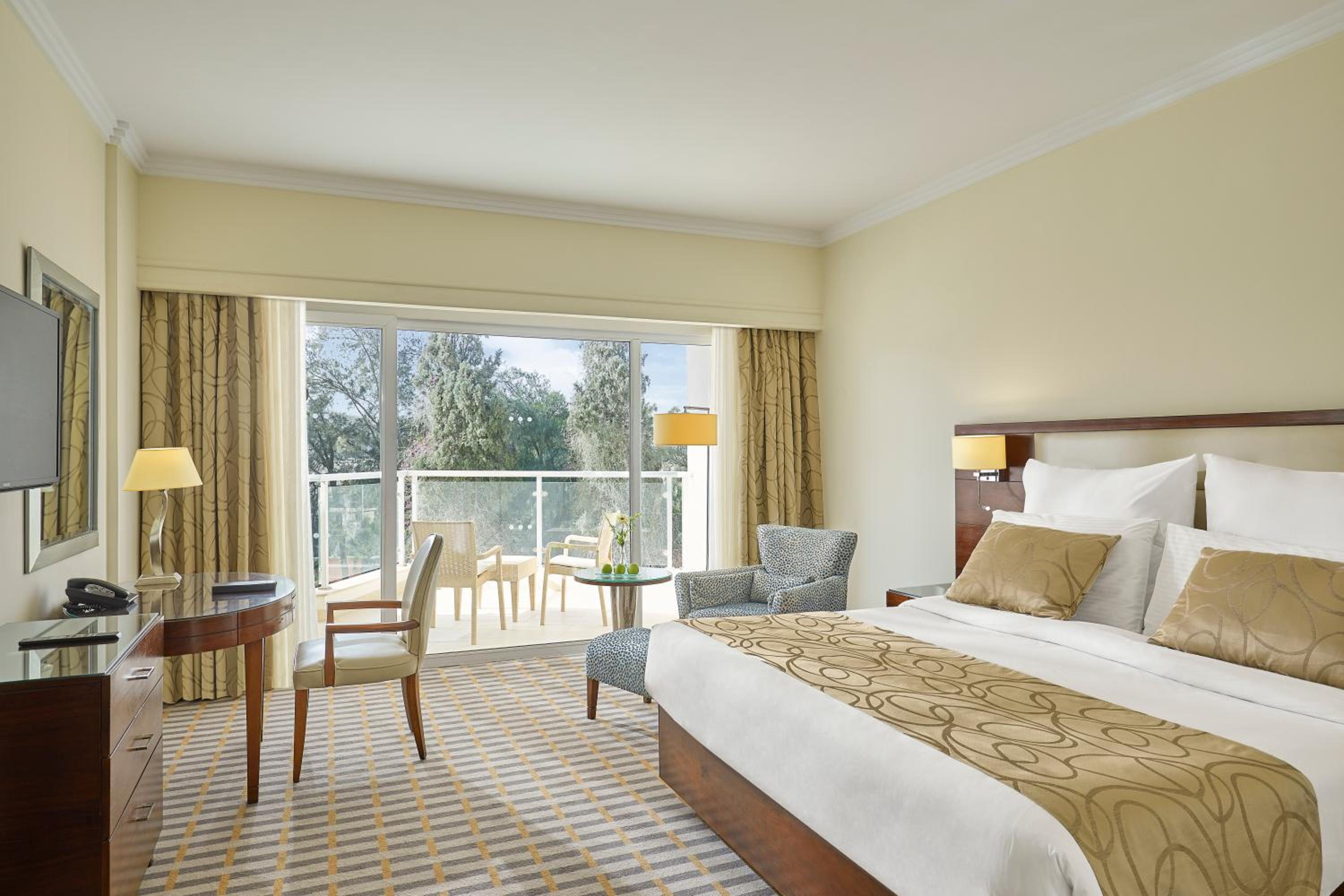 Deluxe Room - City View thumbnail 6