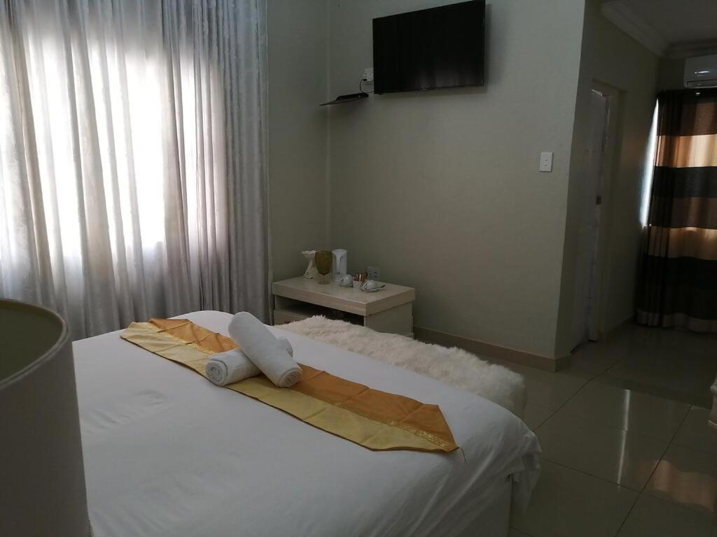 Double Room with Private Bathroom - Photo 3
