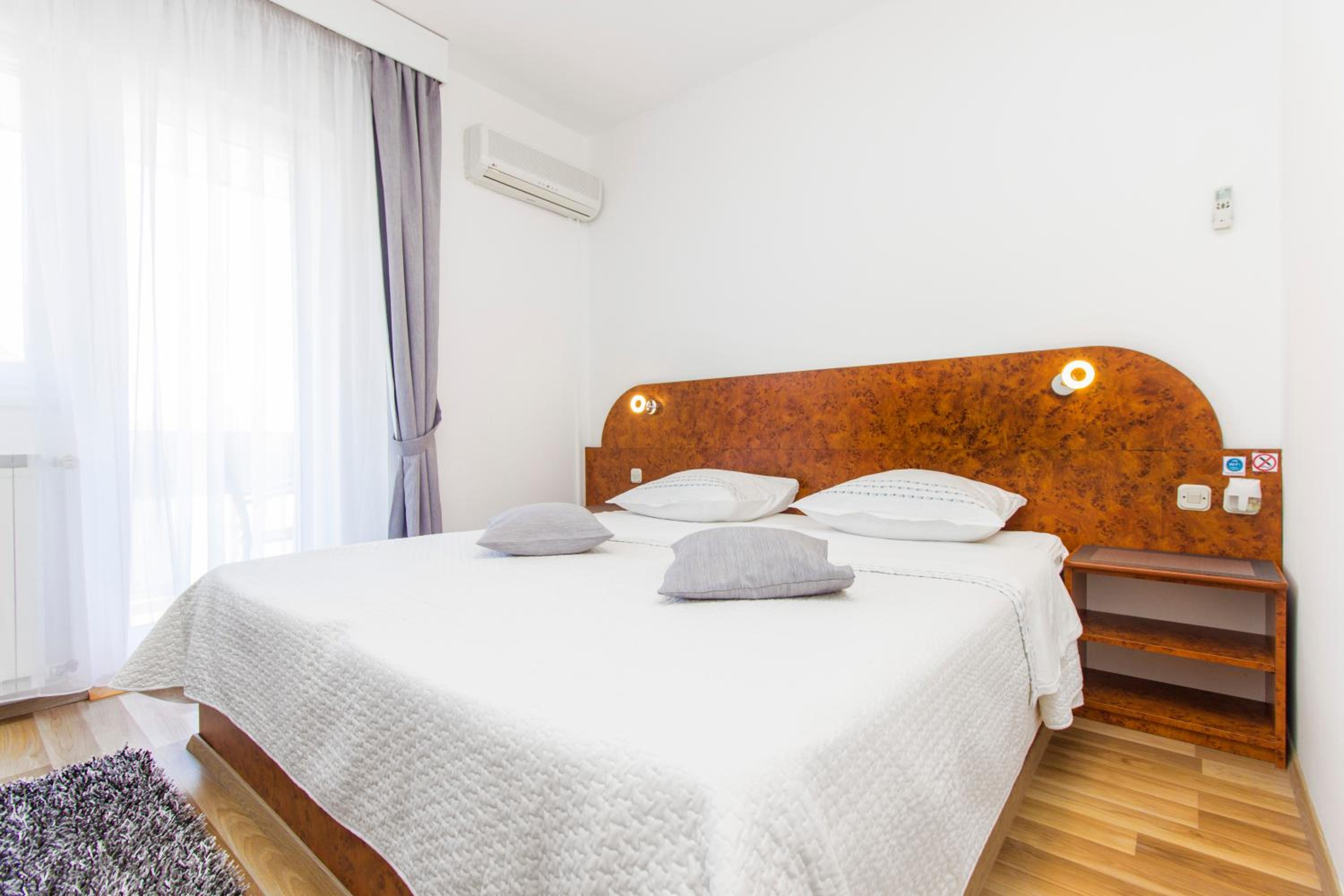 Double Room with Balcony - Photo 16