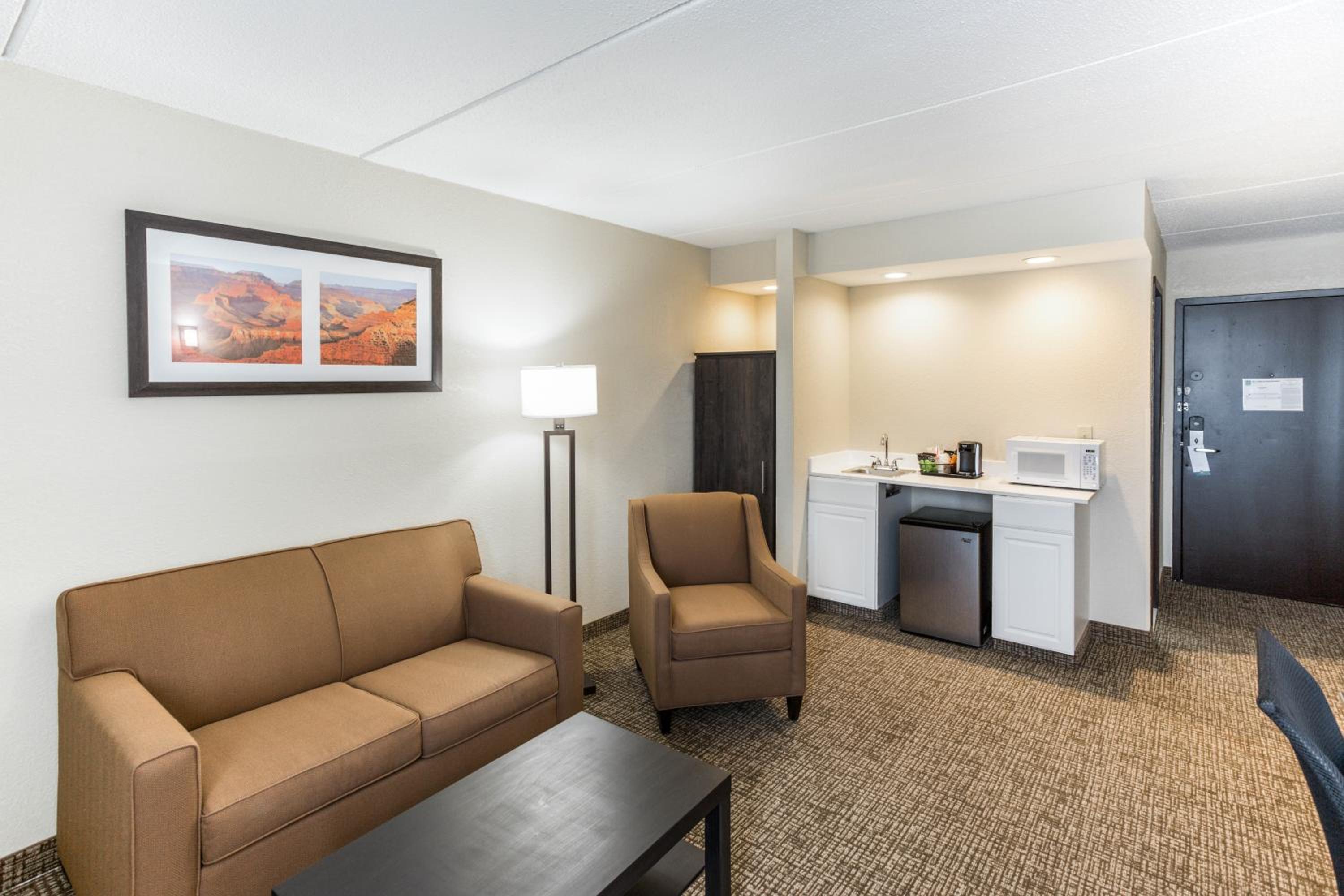 Queen Suite - Non-Smoking - Photo 8