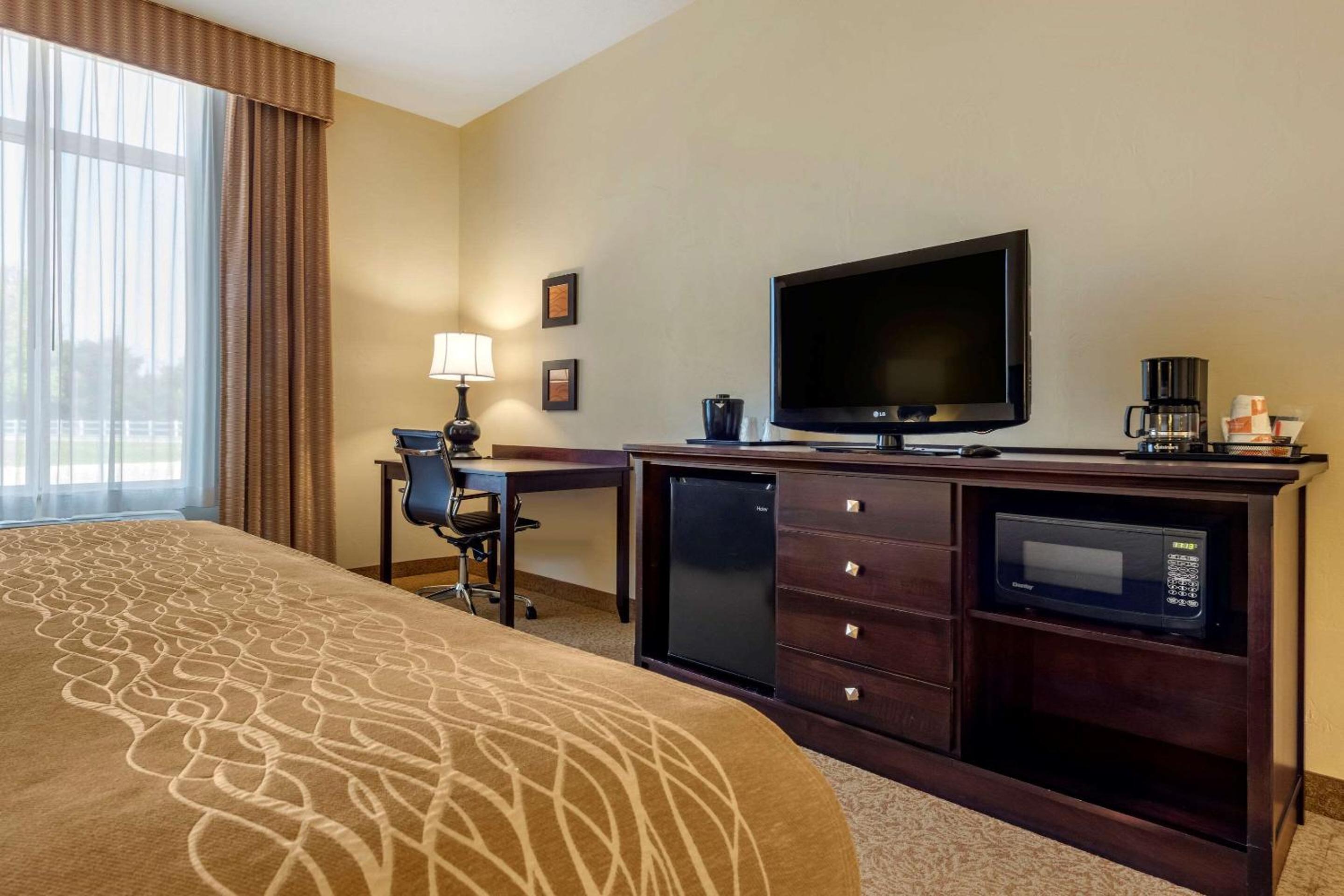 Standard King Room - Non-Smoking  - Photo 1