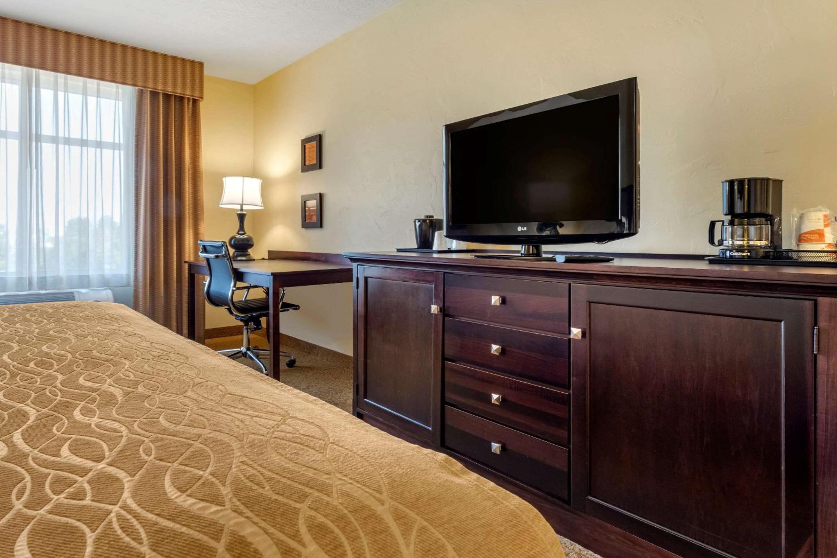 Standard King Room - Non-Smoking  - Photo 5