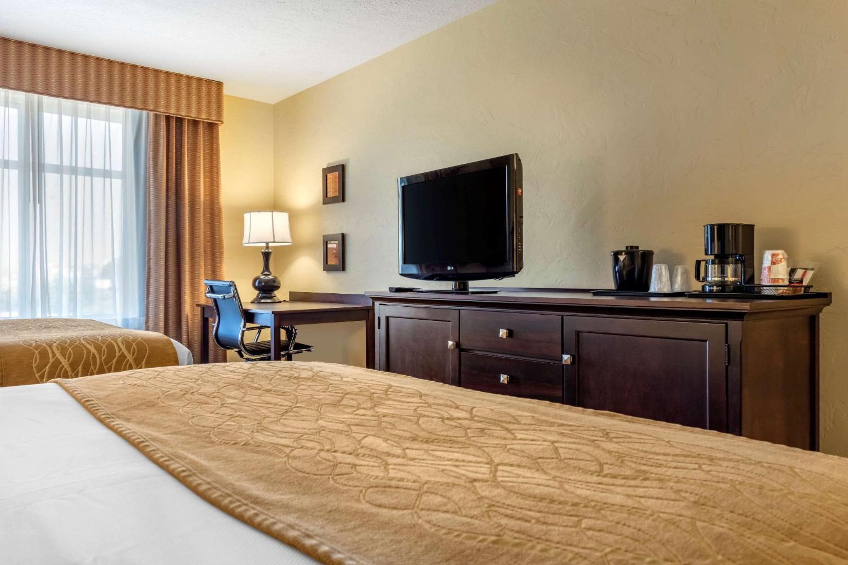 Standard Queen Room with Two Queen Beds - Non-Smoking - Photo 5