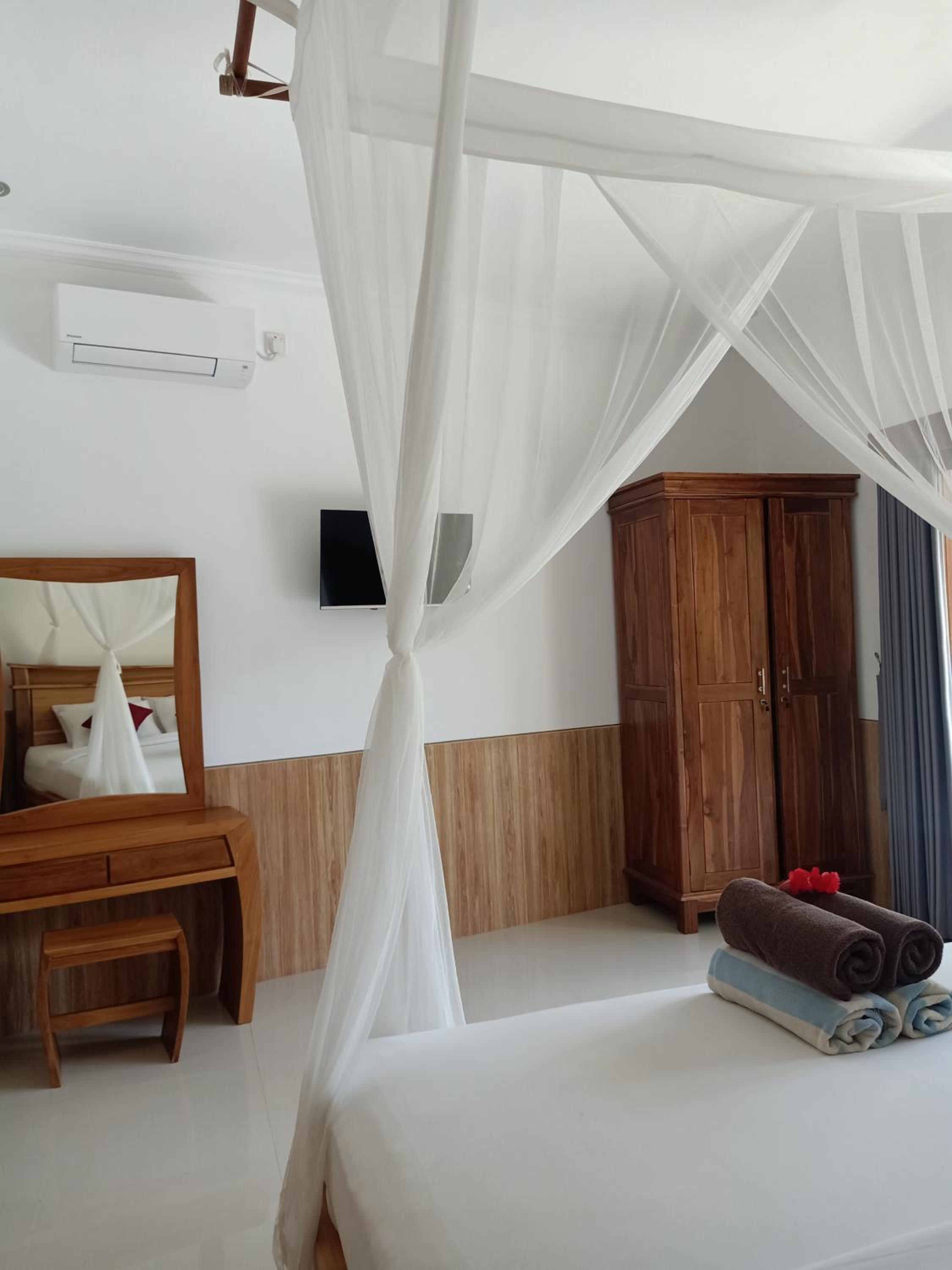 Villa with Private Pool - Photo 9