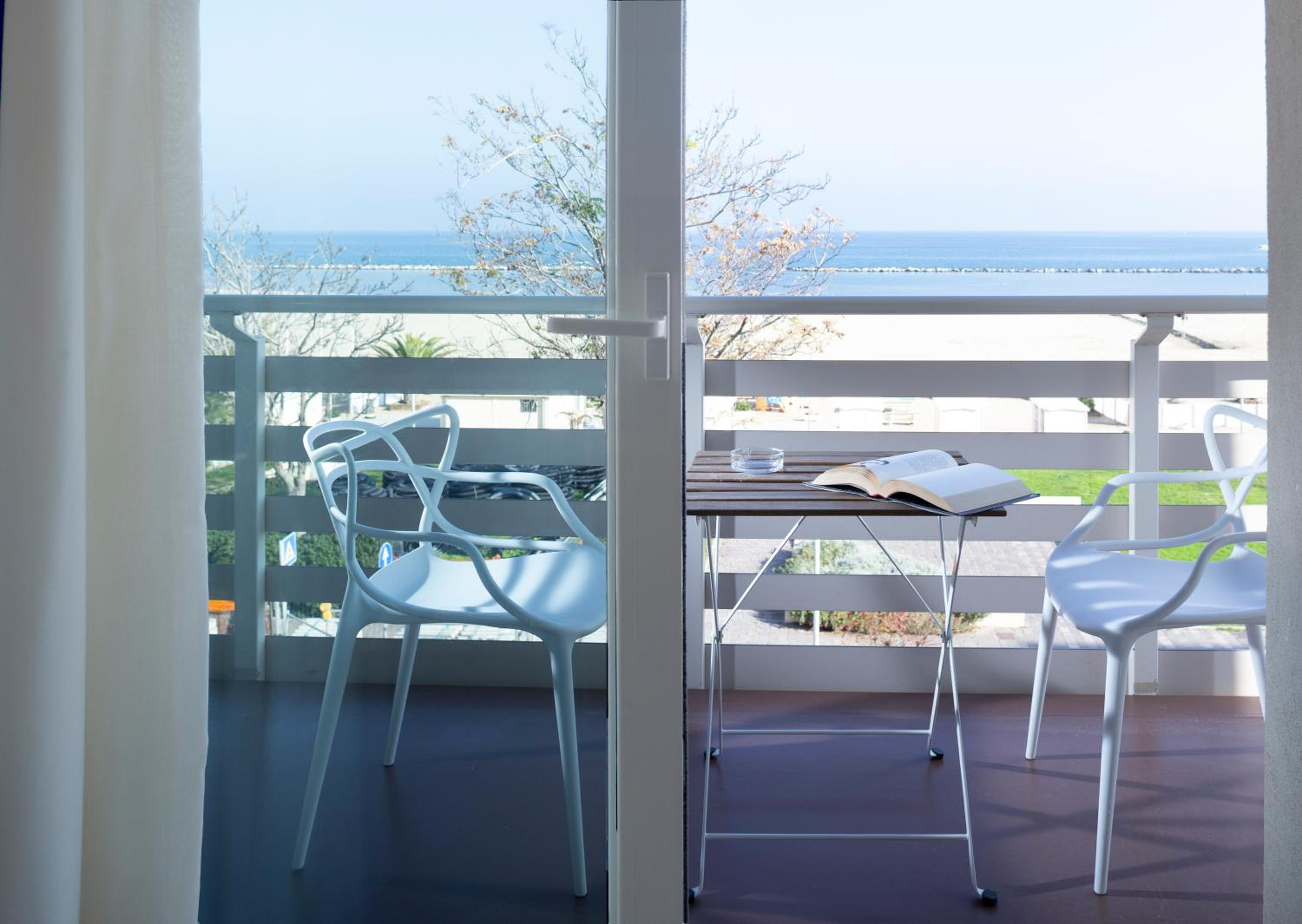 Double Room with Balcony and Sea View - Photo 3