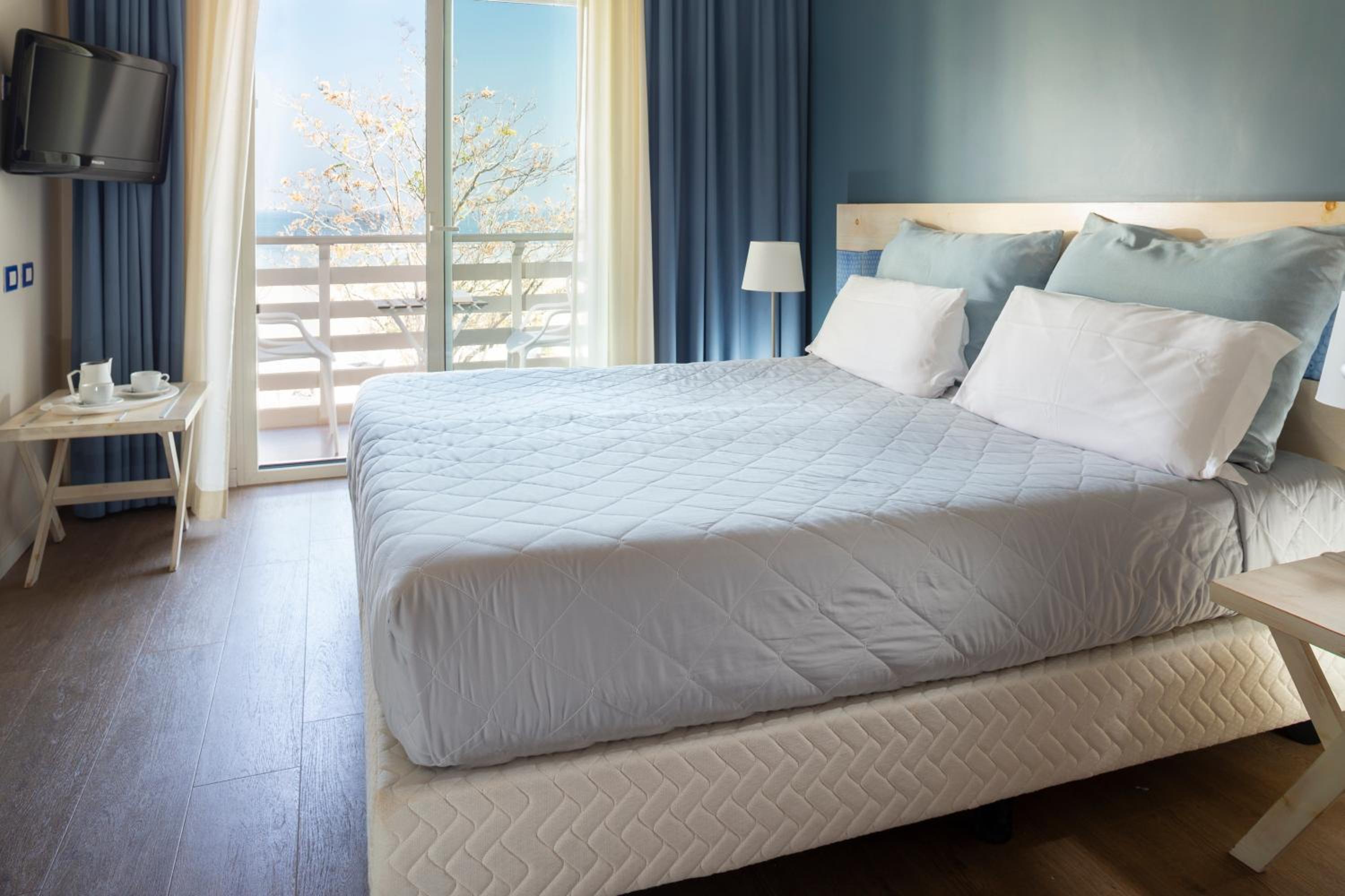 Double Room with Balcony and Sea View - Photo 1