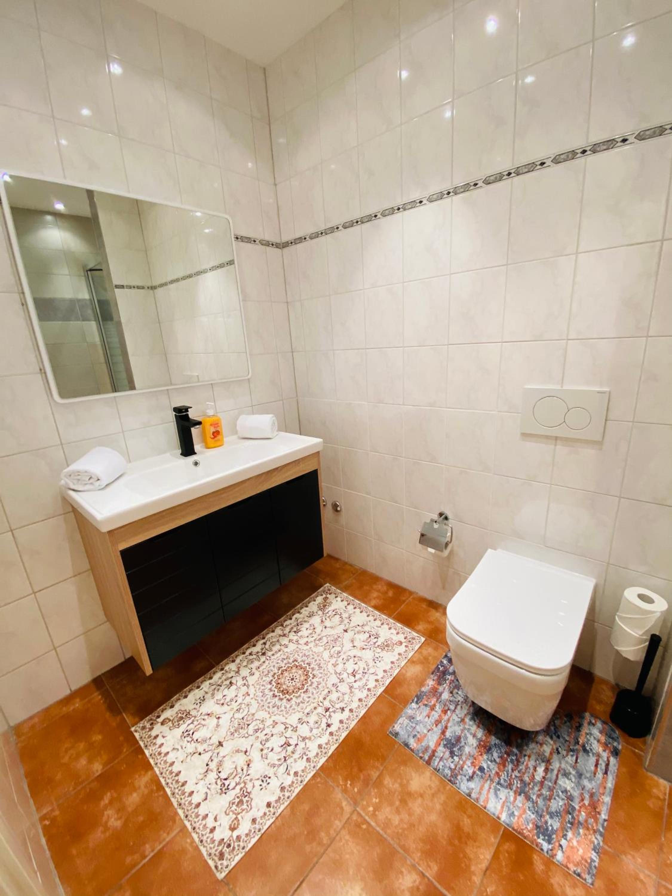 Family Room with Private Bathroom - Photo 8