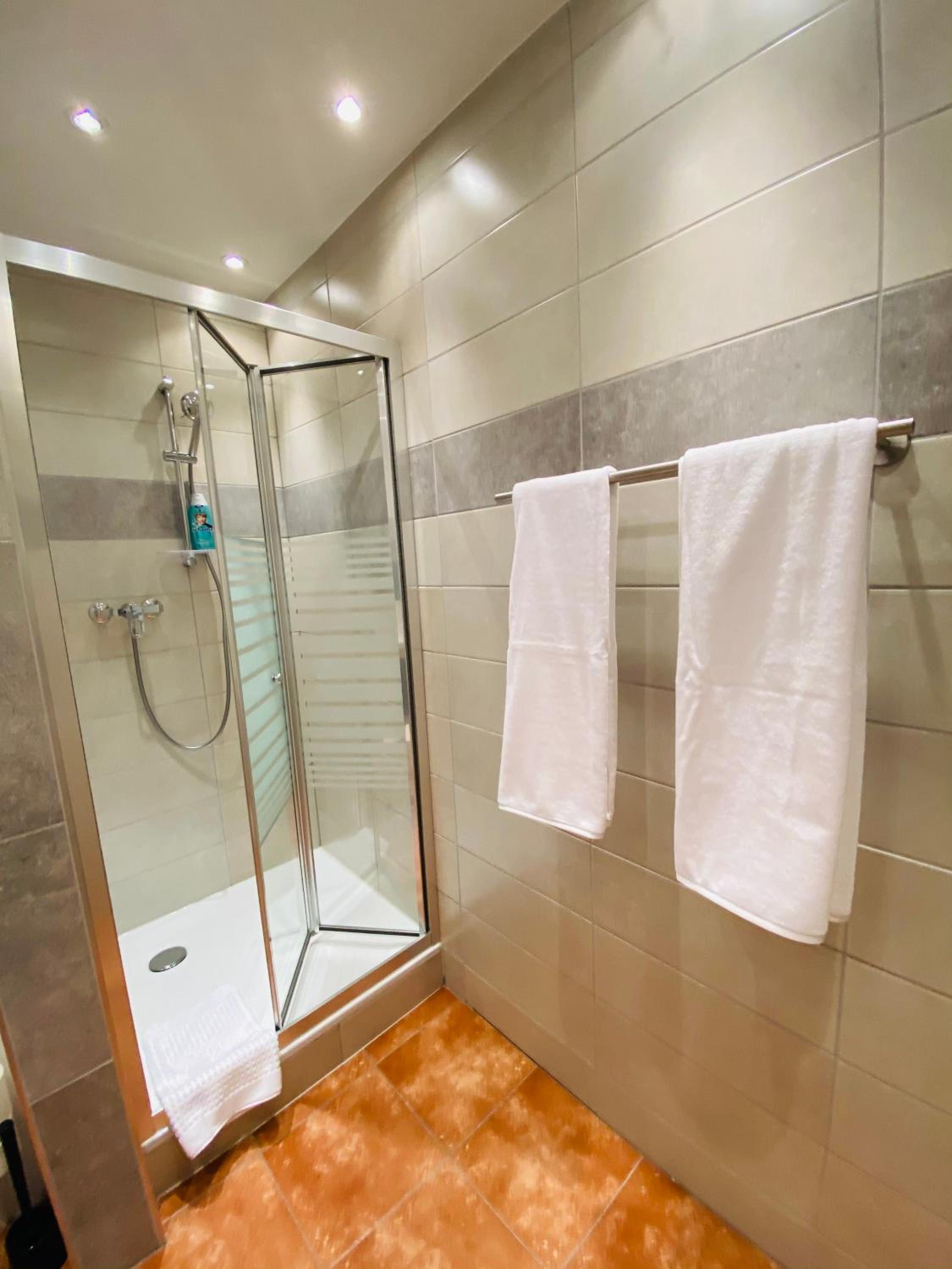 Family Room with Private Bathroom - Photo 9