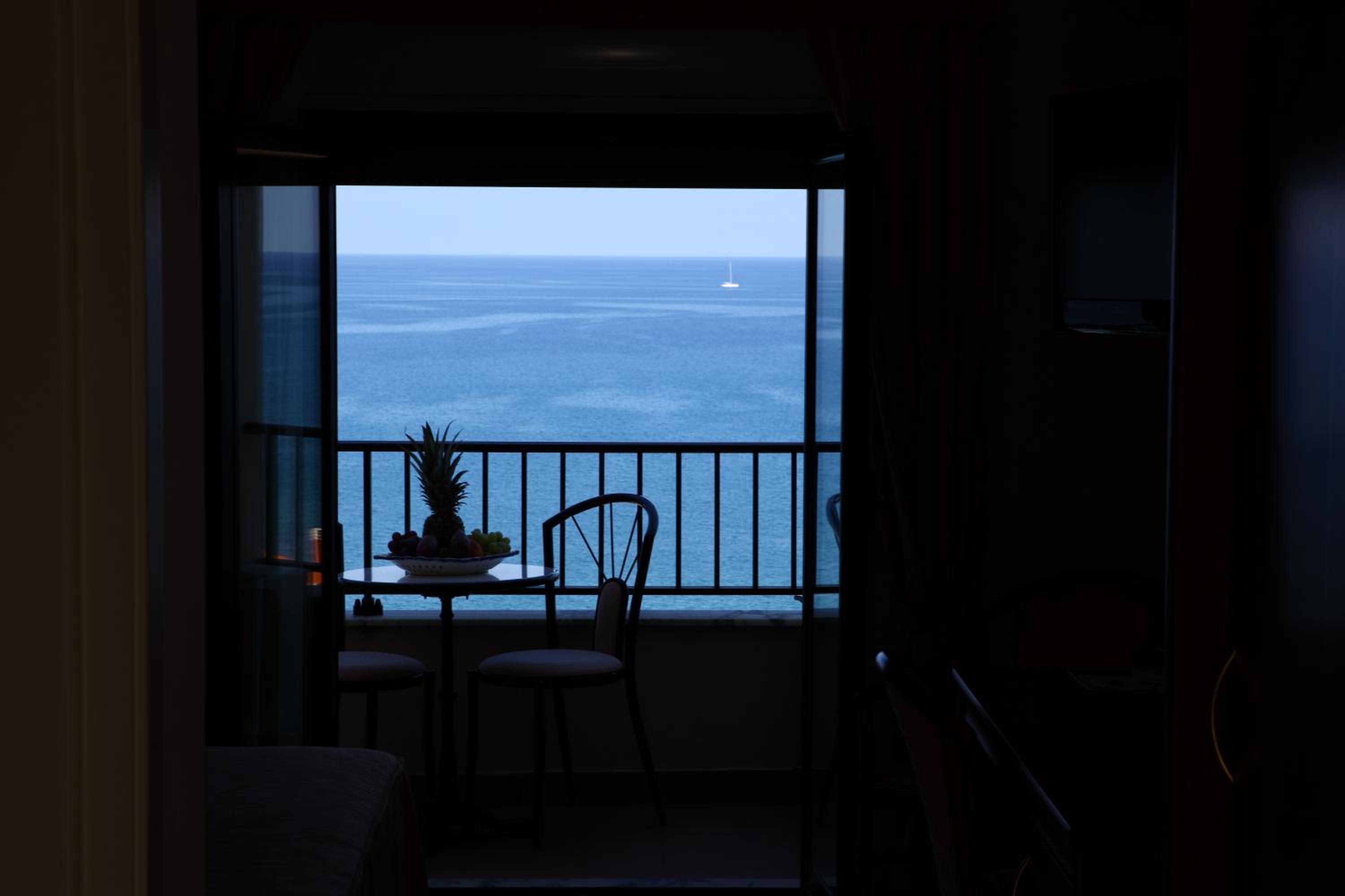 Double Room with Sea View - Photo 4