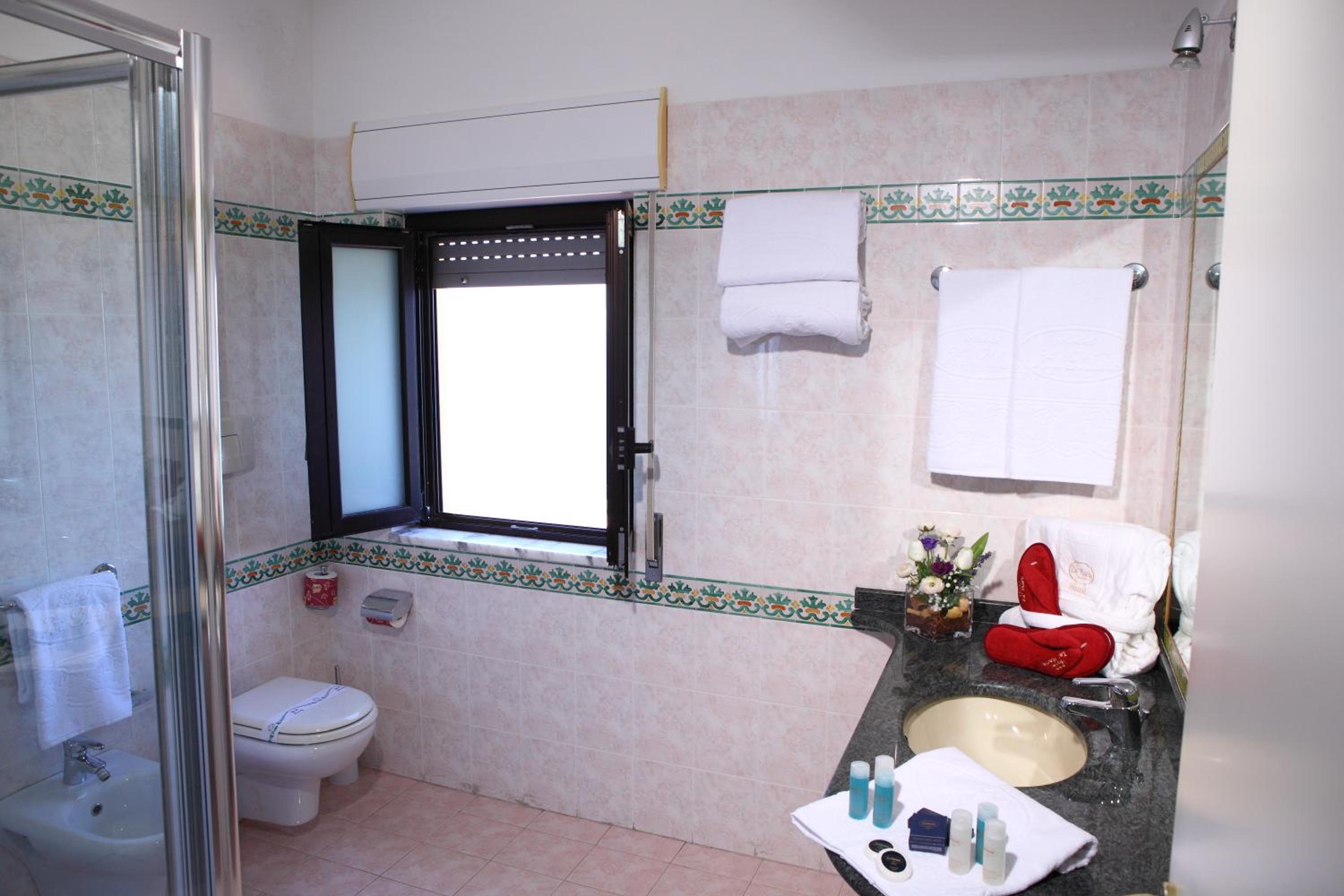 Double Room with Sea View - Photo 2