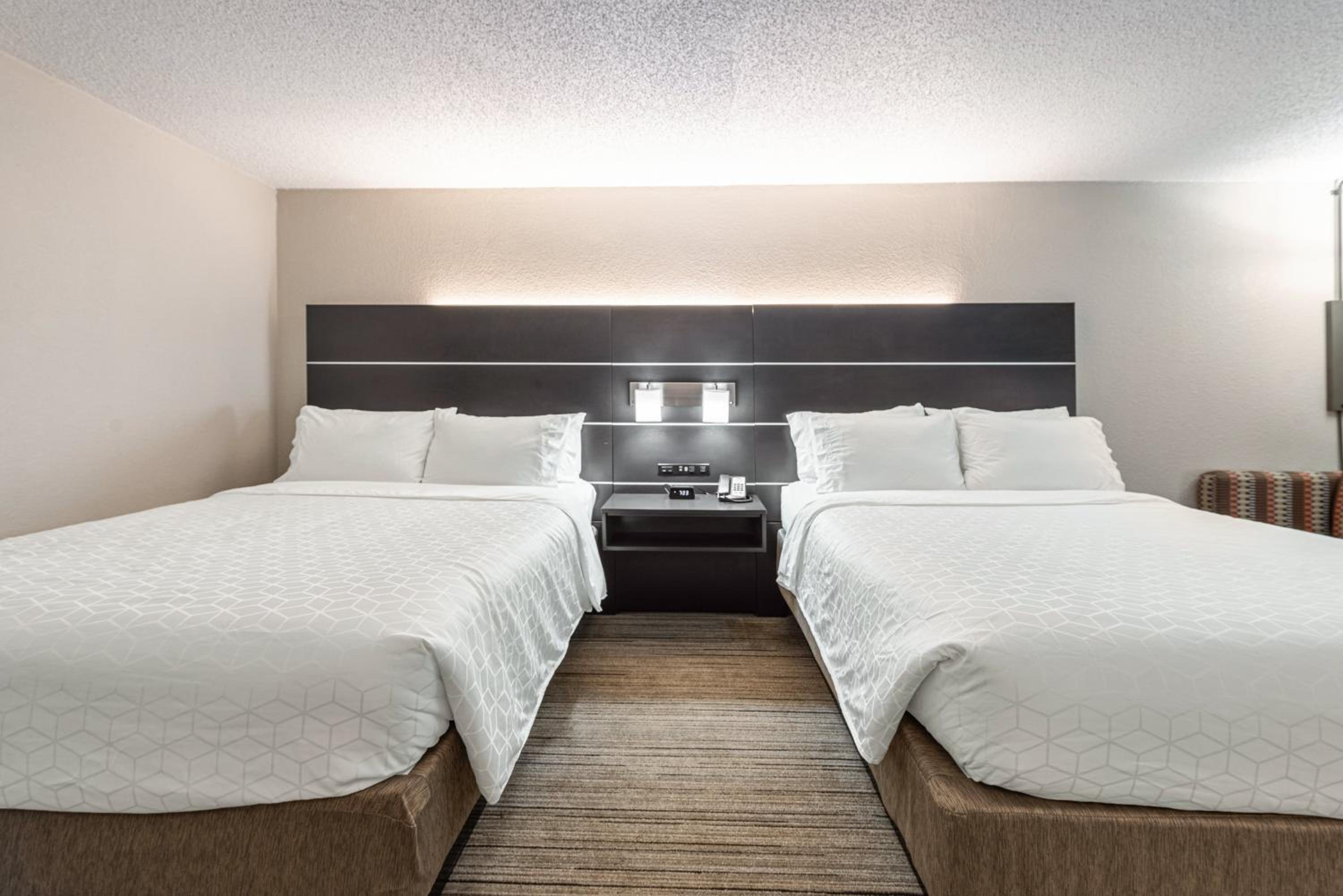 Standard Room with Two Queen Beds - Photo 4
