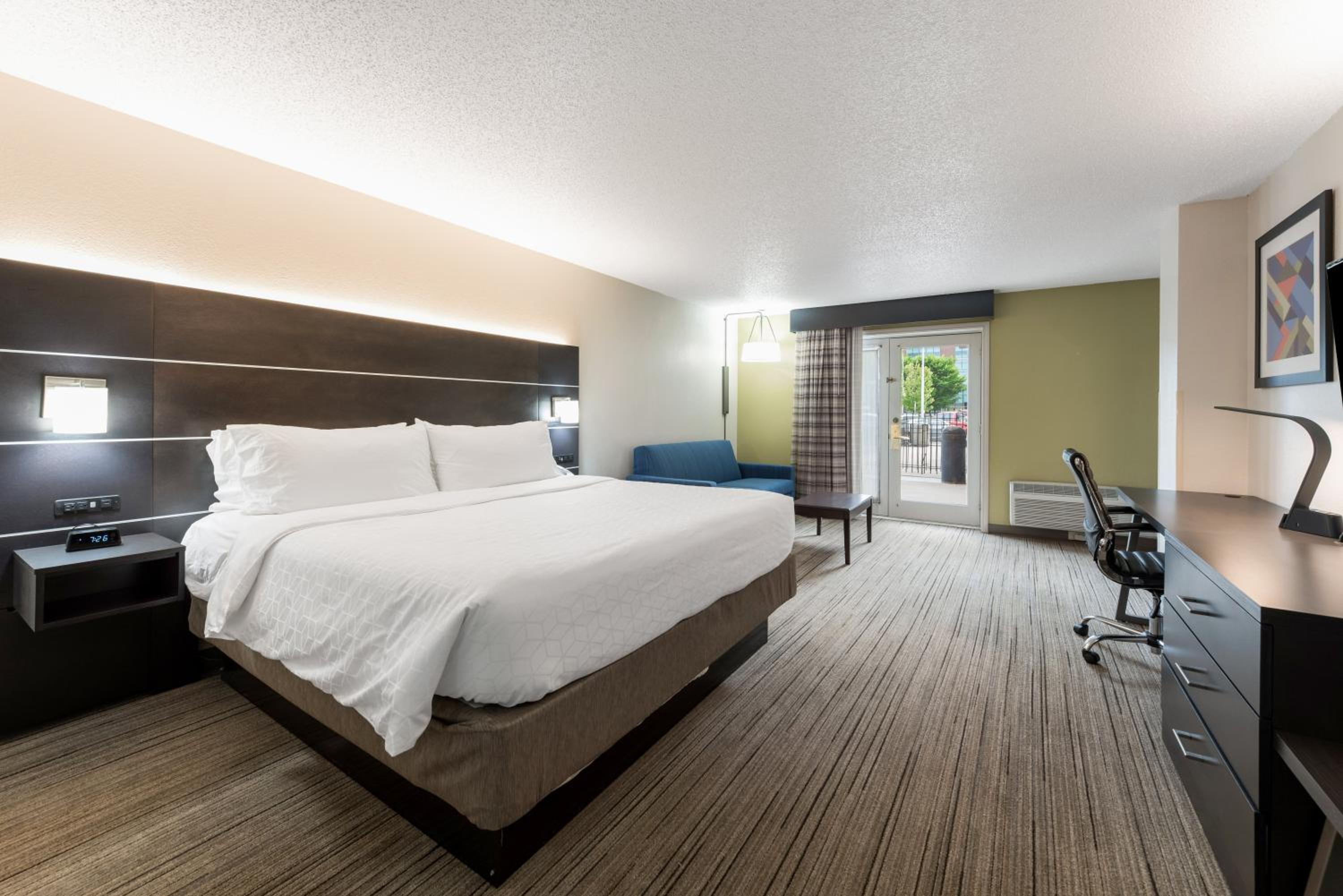 Standard Queen Room with Two Queen Beds and Pool View - Photo 5