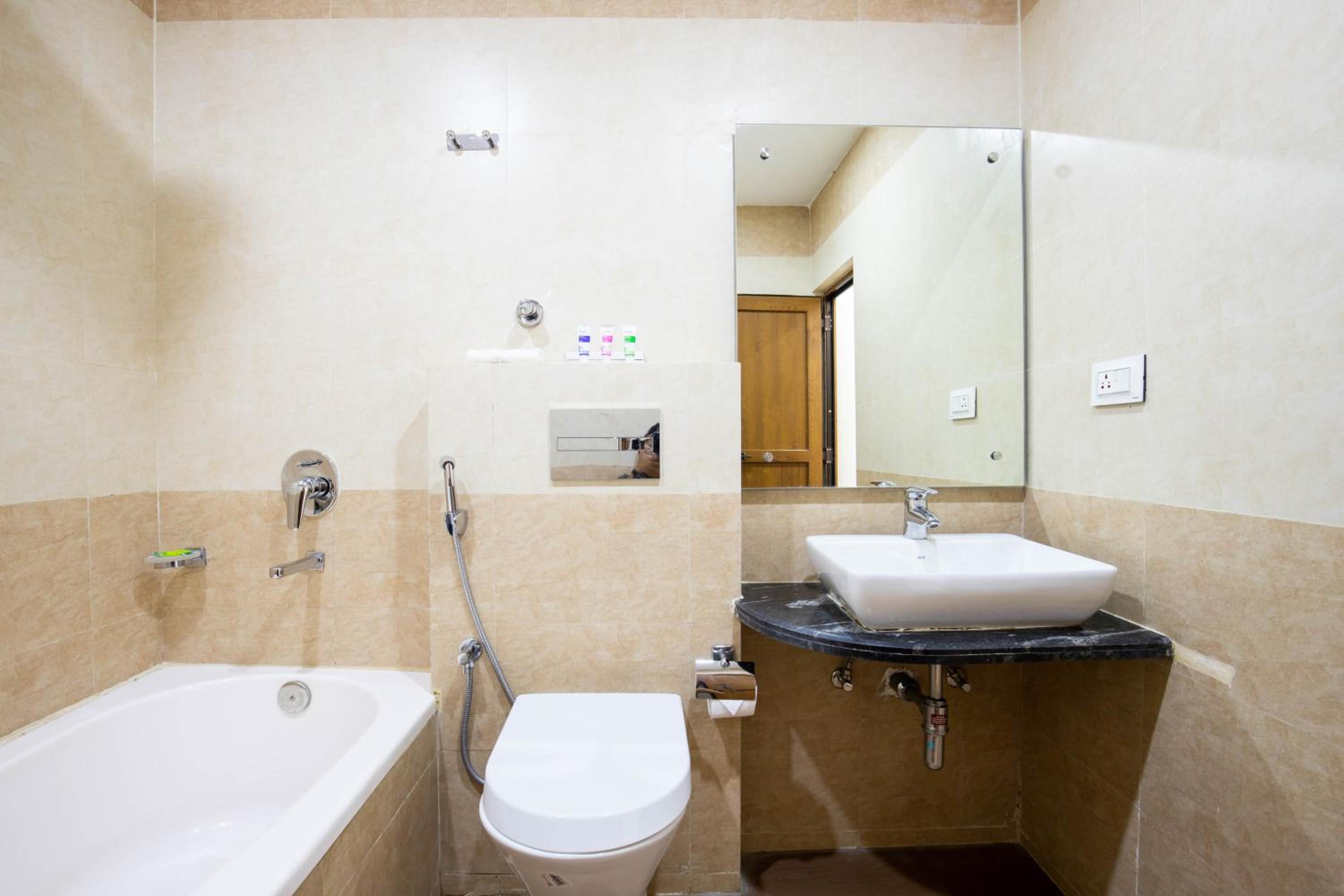 Honeymoon Suite - Photo 8