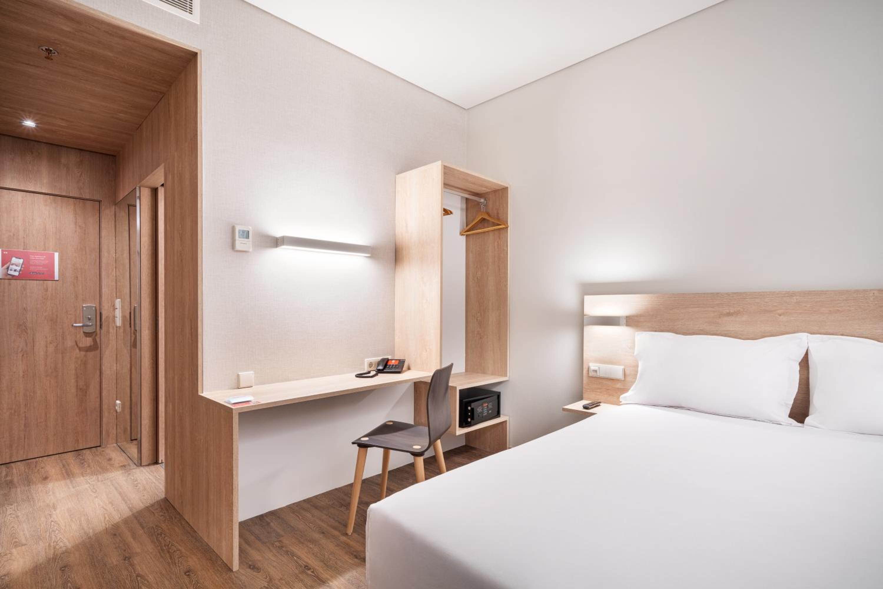 Standard Double Room - Photo 2