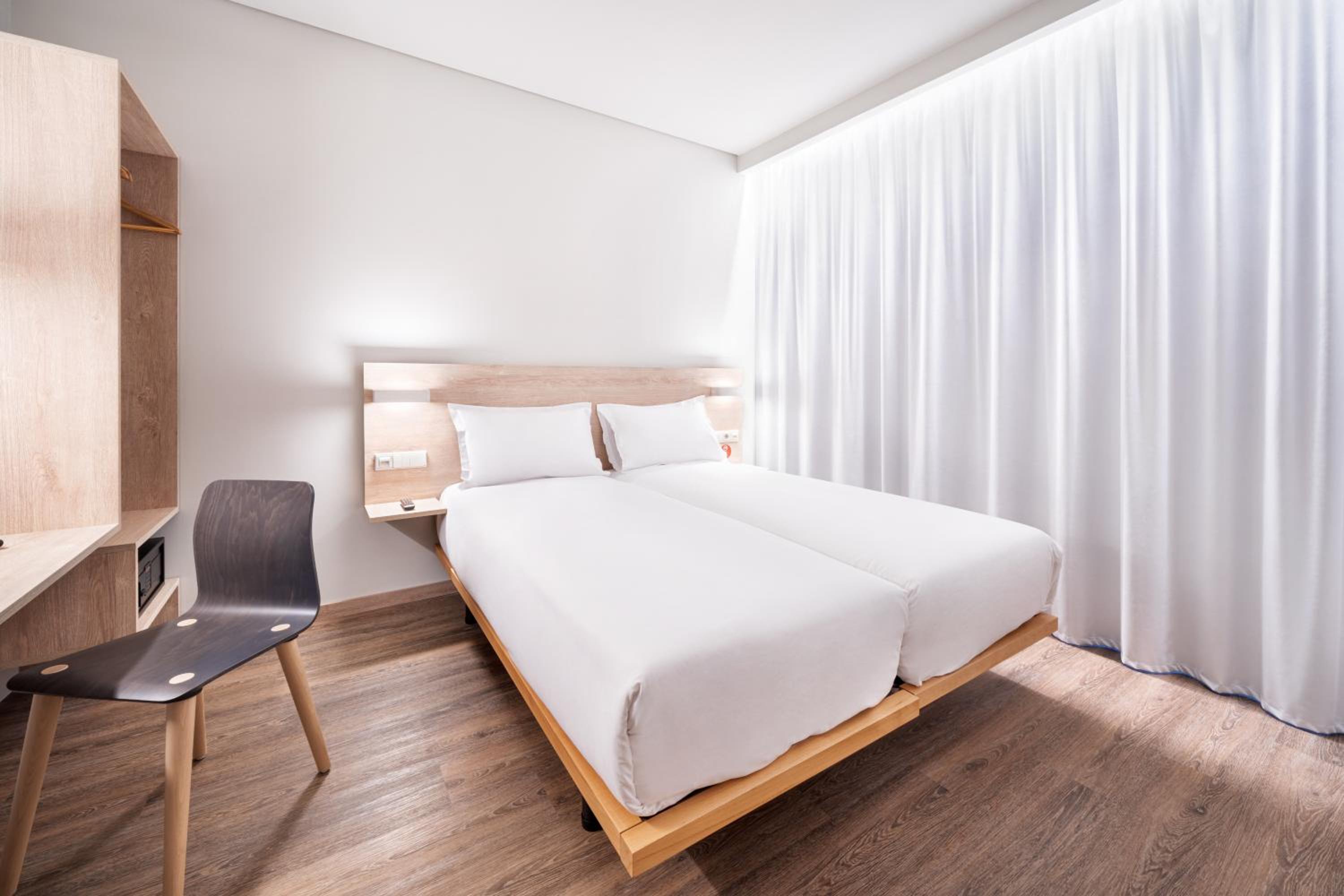 Standard Twin Room - Photo 5
