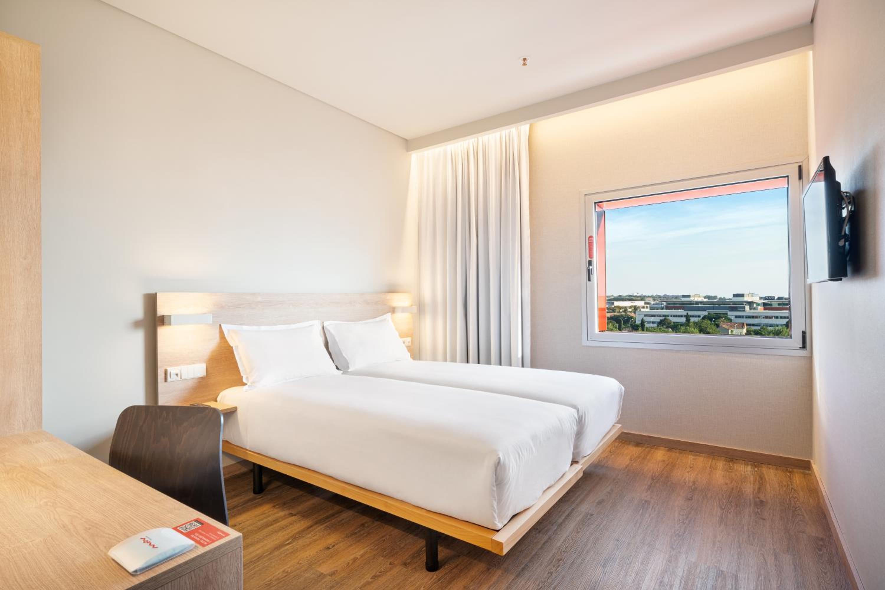 Standard Twin Room - Photo 6
