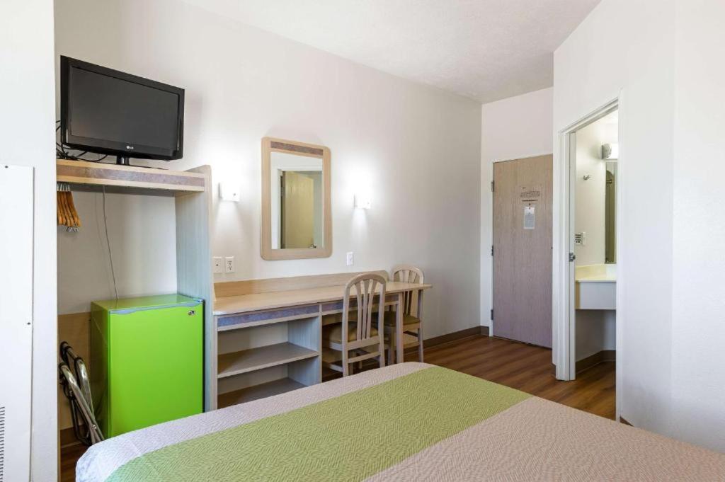 Queen Room - Disability Access - Photo 6