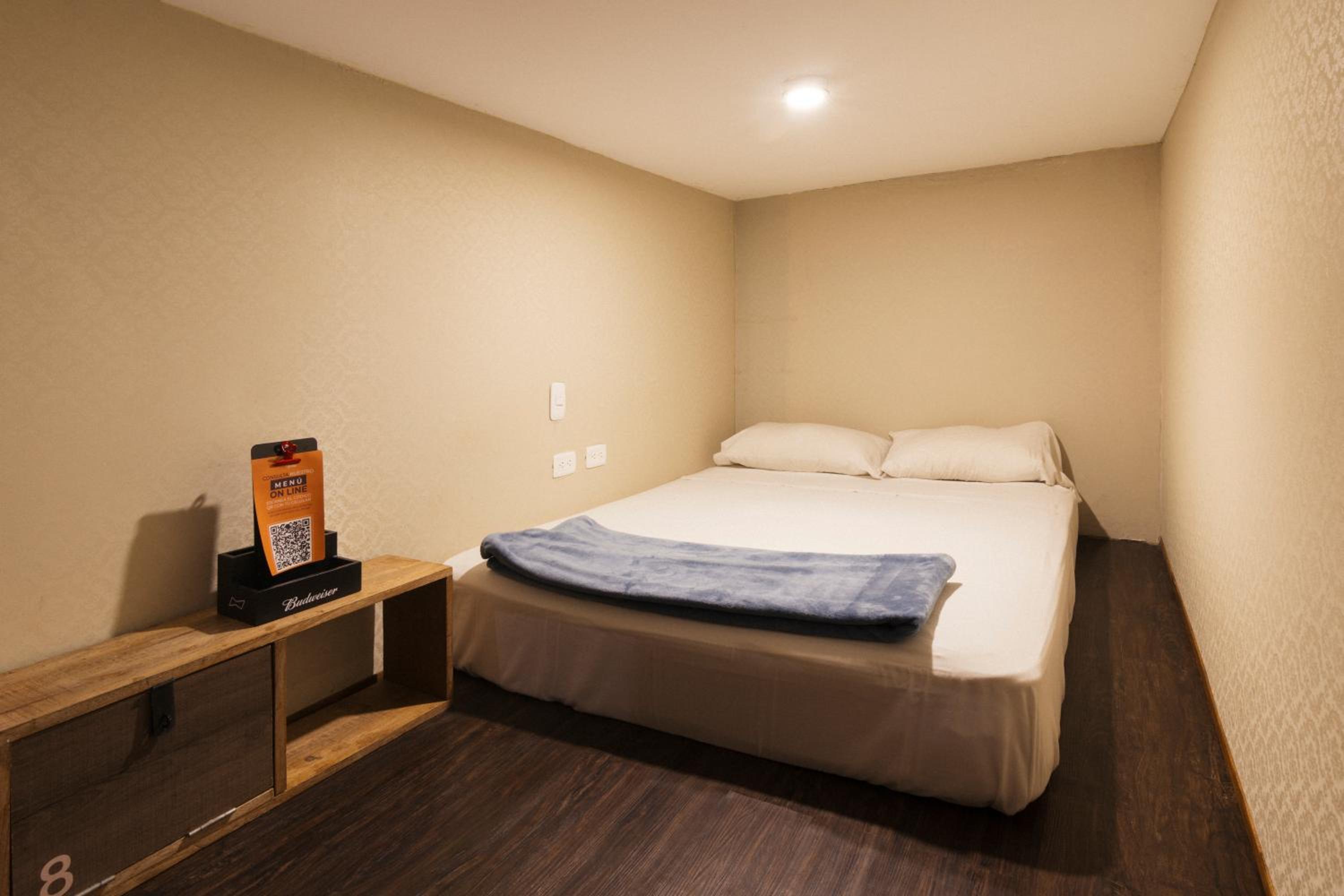 Bed in 8-Bed Mixed Dormitory Room photo 1