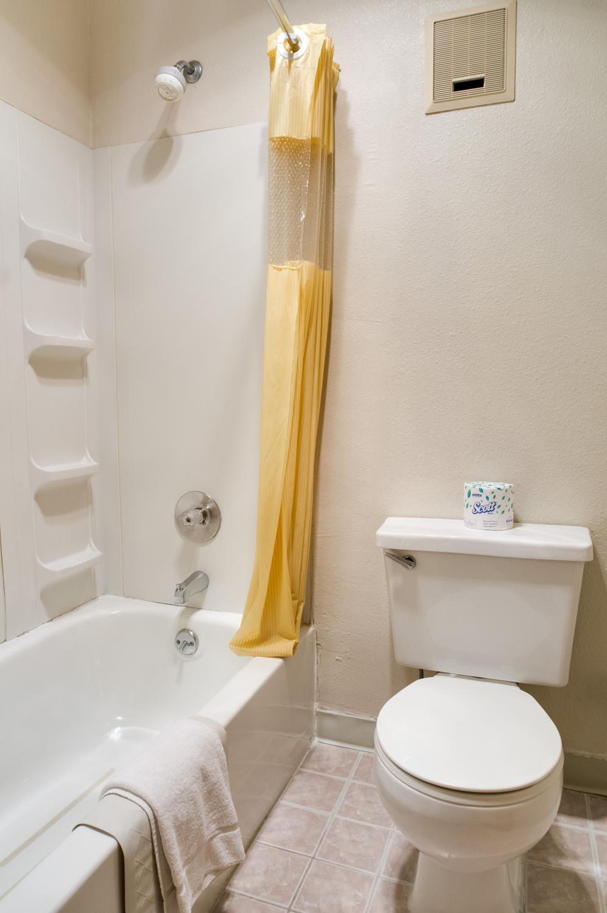 Queen Room with Two Queen Beds - Disability Access - Photo 4