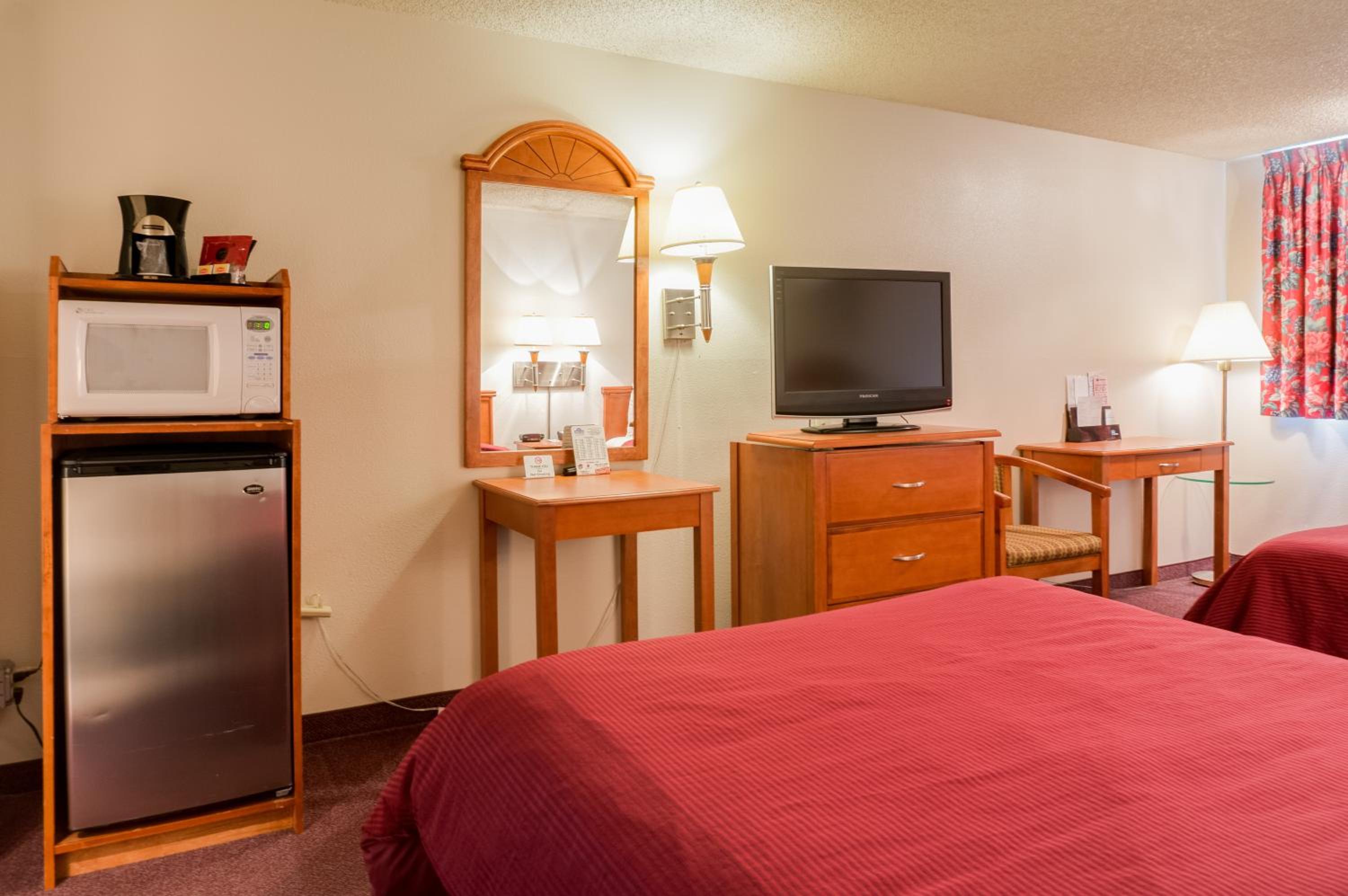 Queen Room with Two Queen Beds - Disability Access - Photo 5