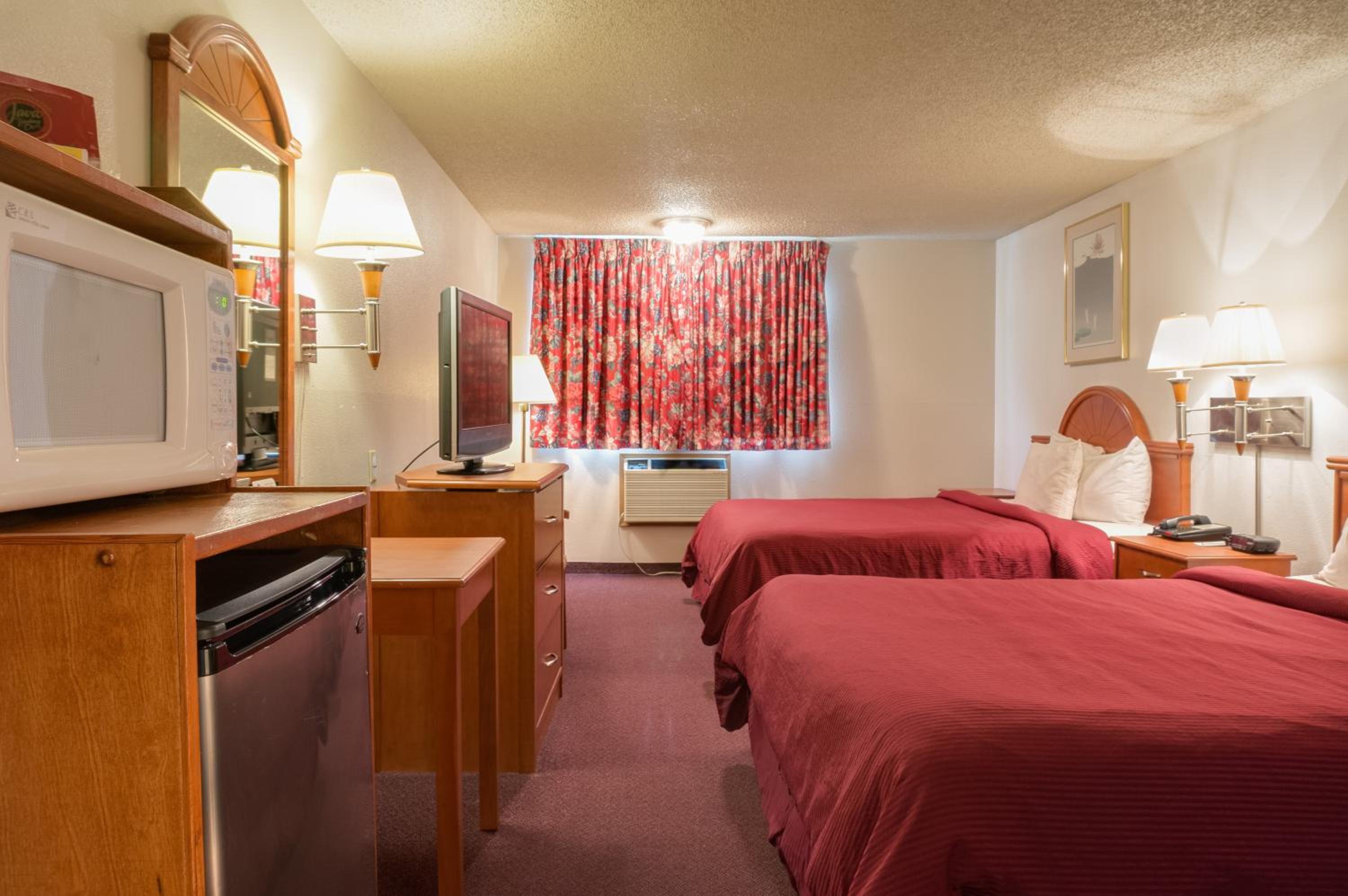 Queen Room with Two Queen Beds photo 2