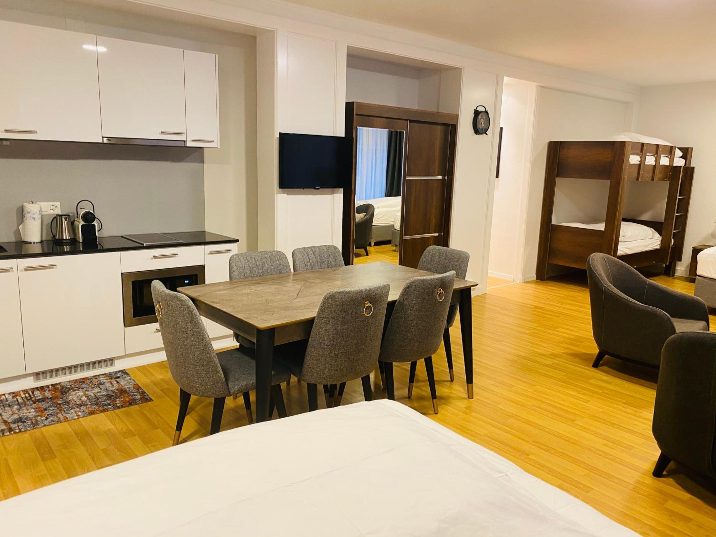 Family Room with Private Bathroom - Photo 7