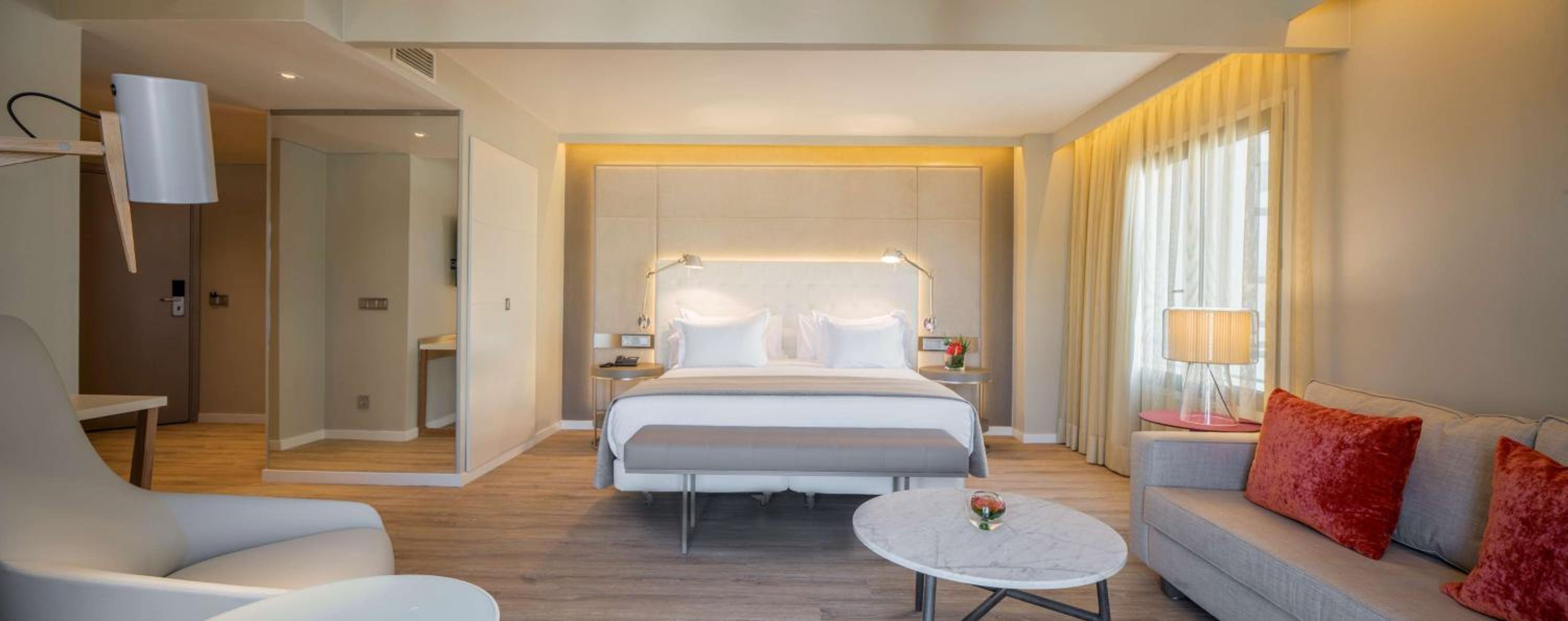 Suite - Photo 1