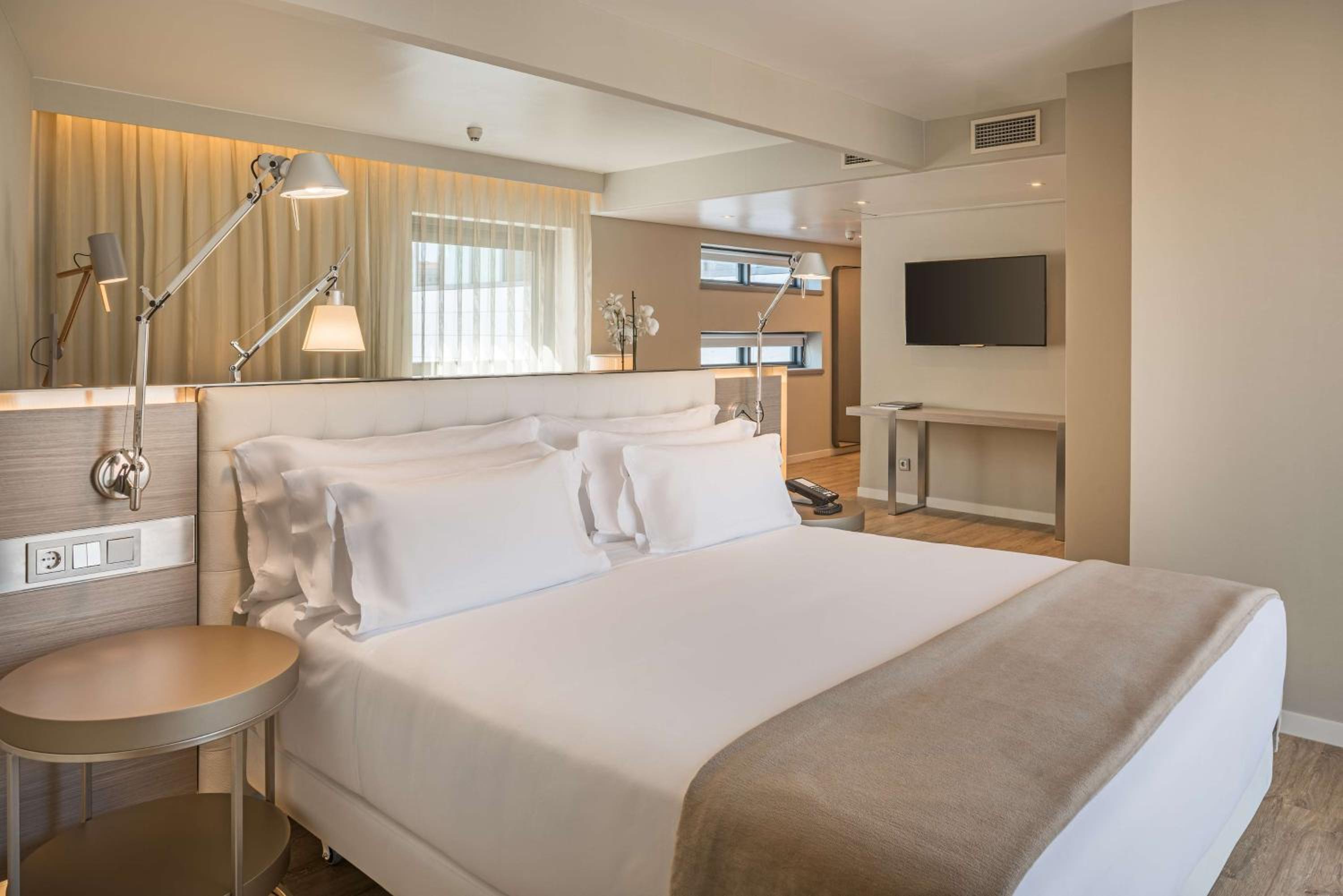 Suite with View and Terrace - Photo 2