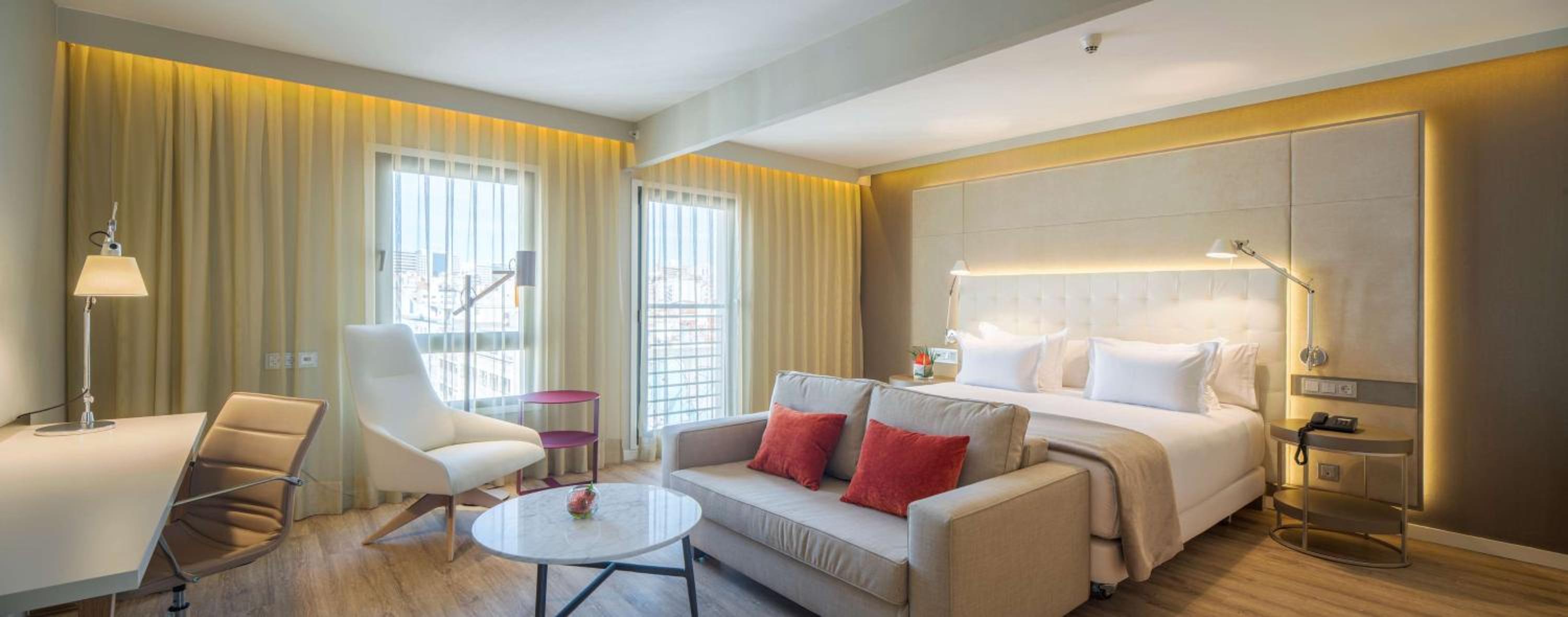Suite with View and Terrace - Photo 3