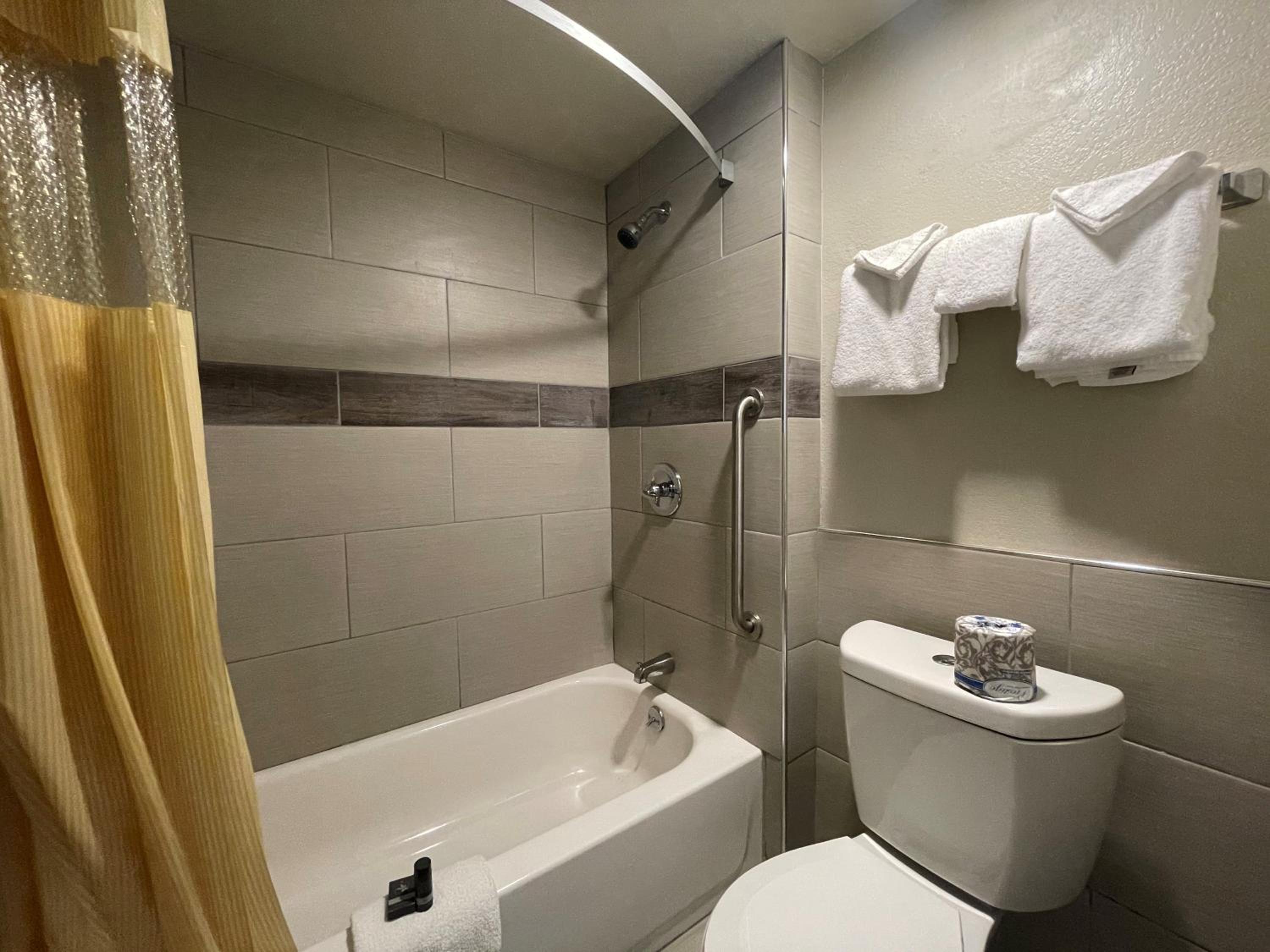 Queen Room with Two Queen Beds - Non-Smoking - Photo 6