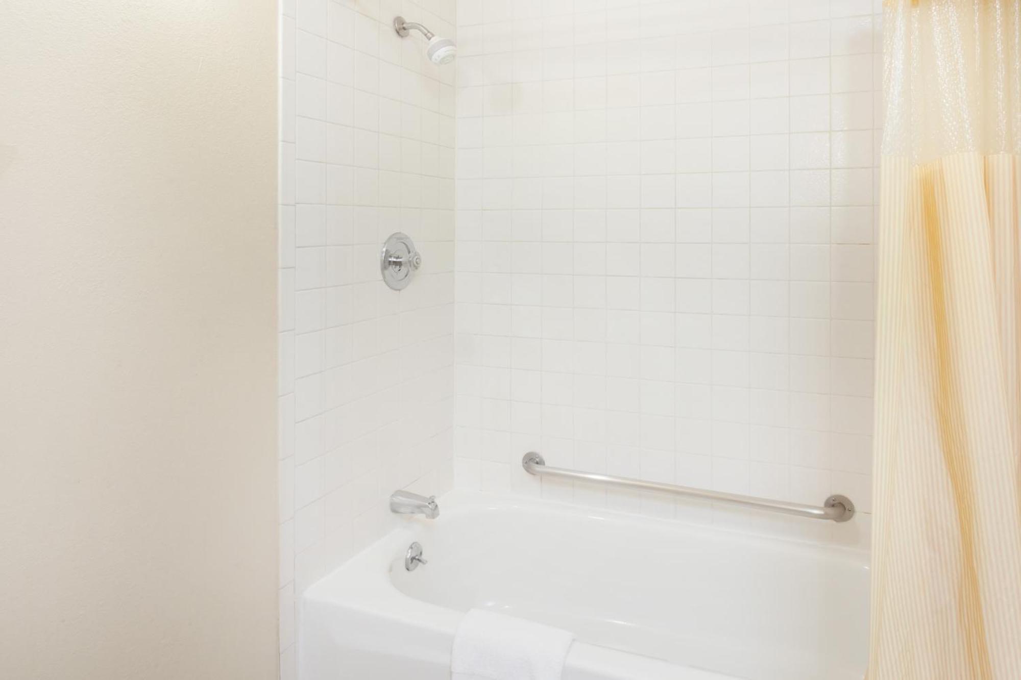 Queen Room - Disability Access/Non-Smoking photo 3