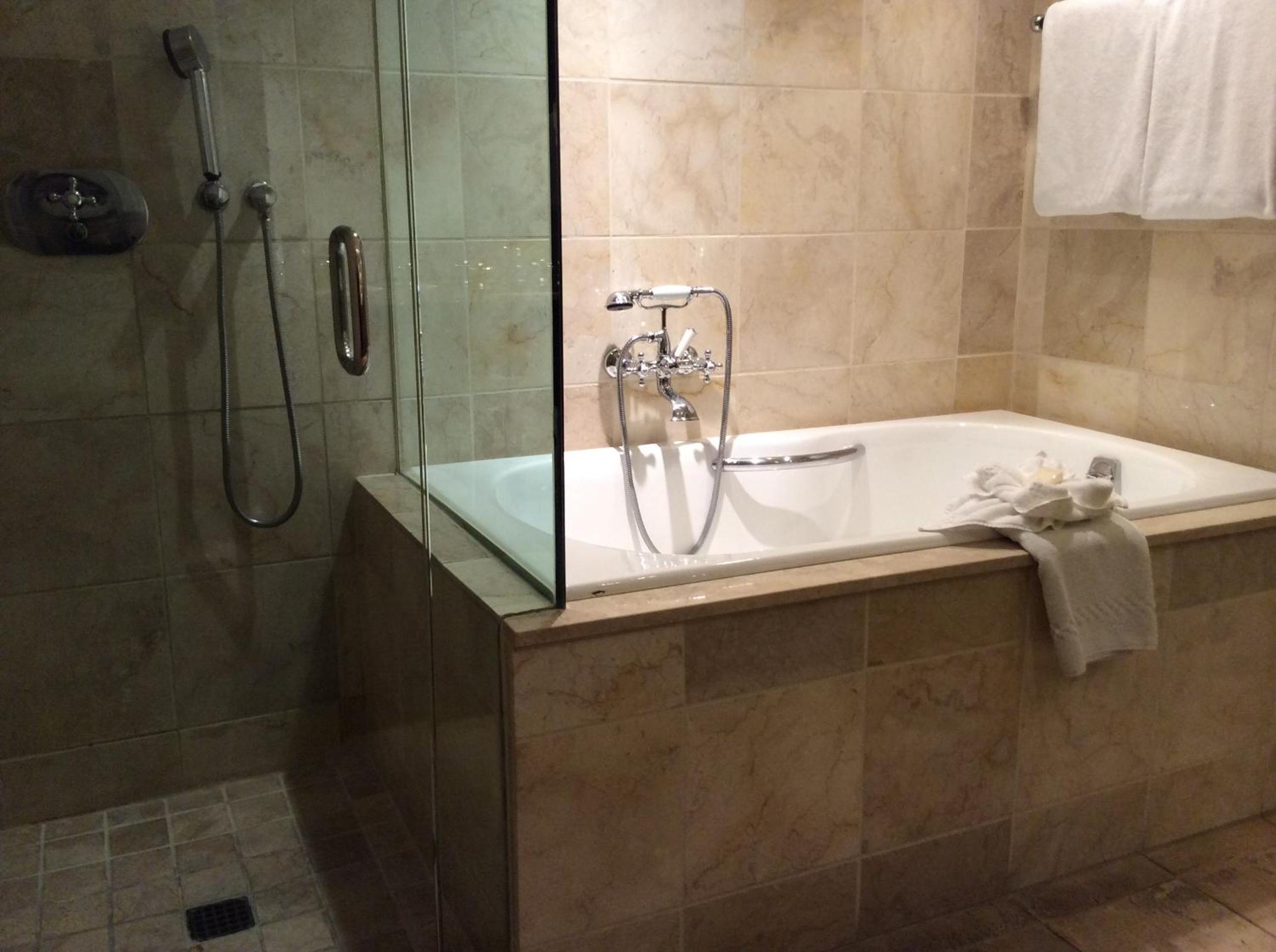 Deluxe King Room - Photo 6