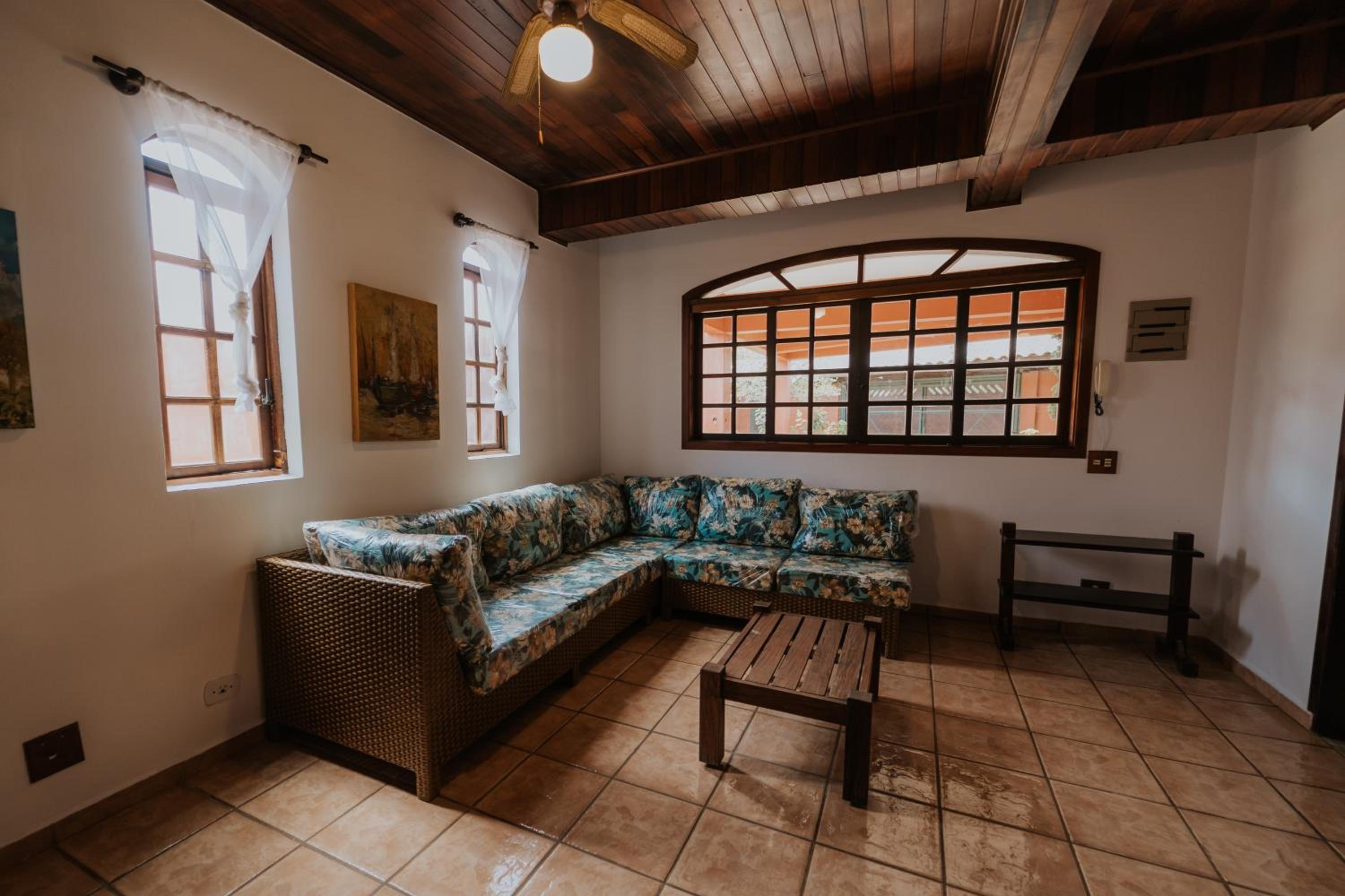 Six-Bedroom House photo 1