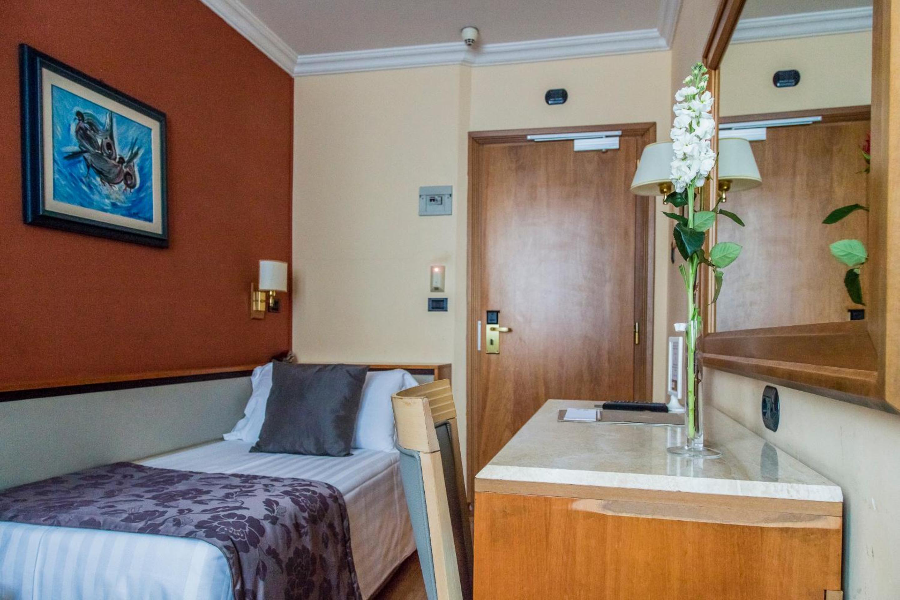 Single Room thumbnail 5