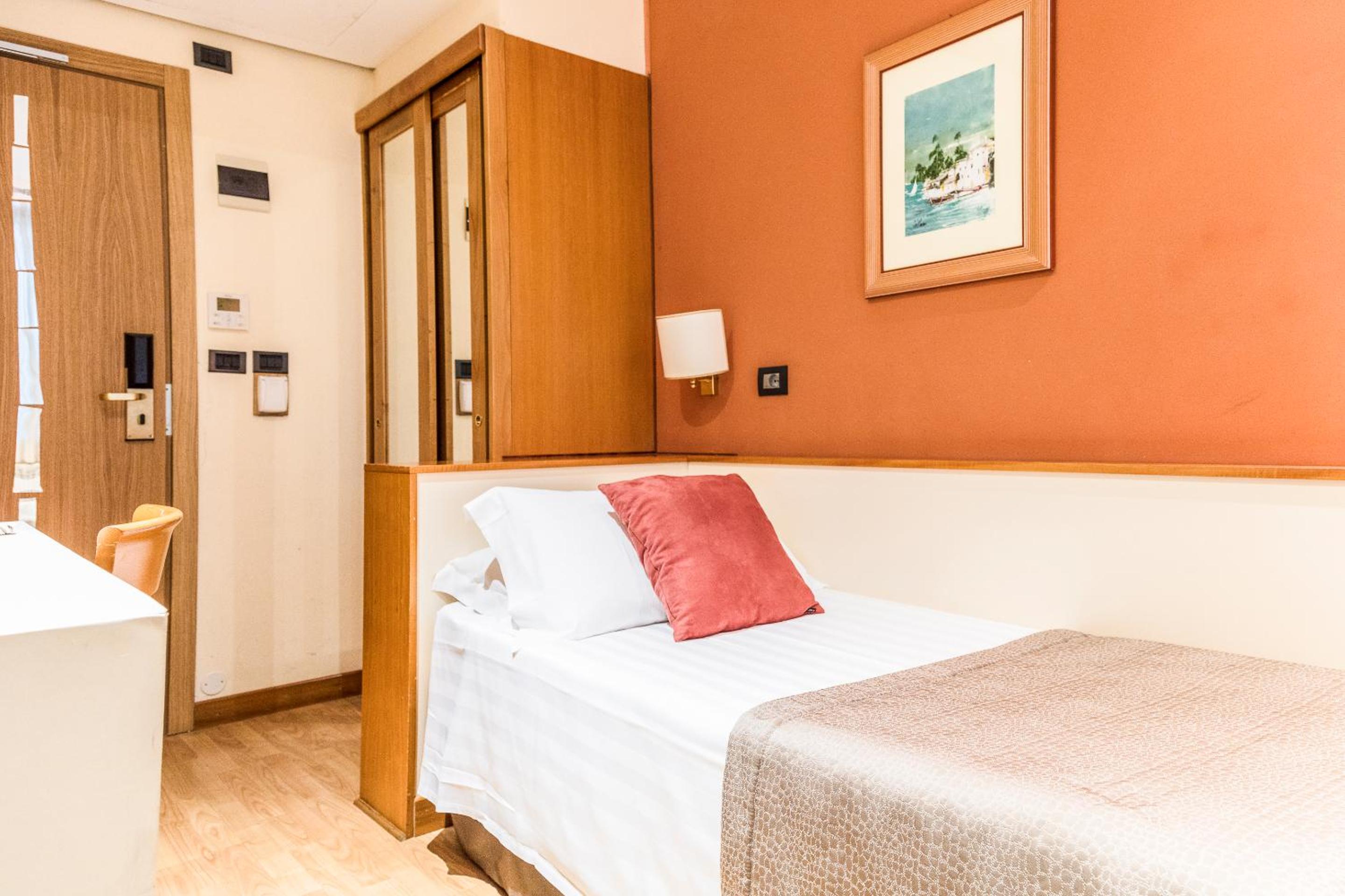 Single Room thumbnail 6