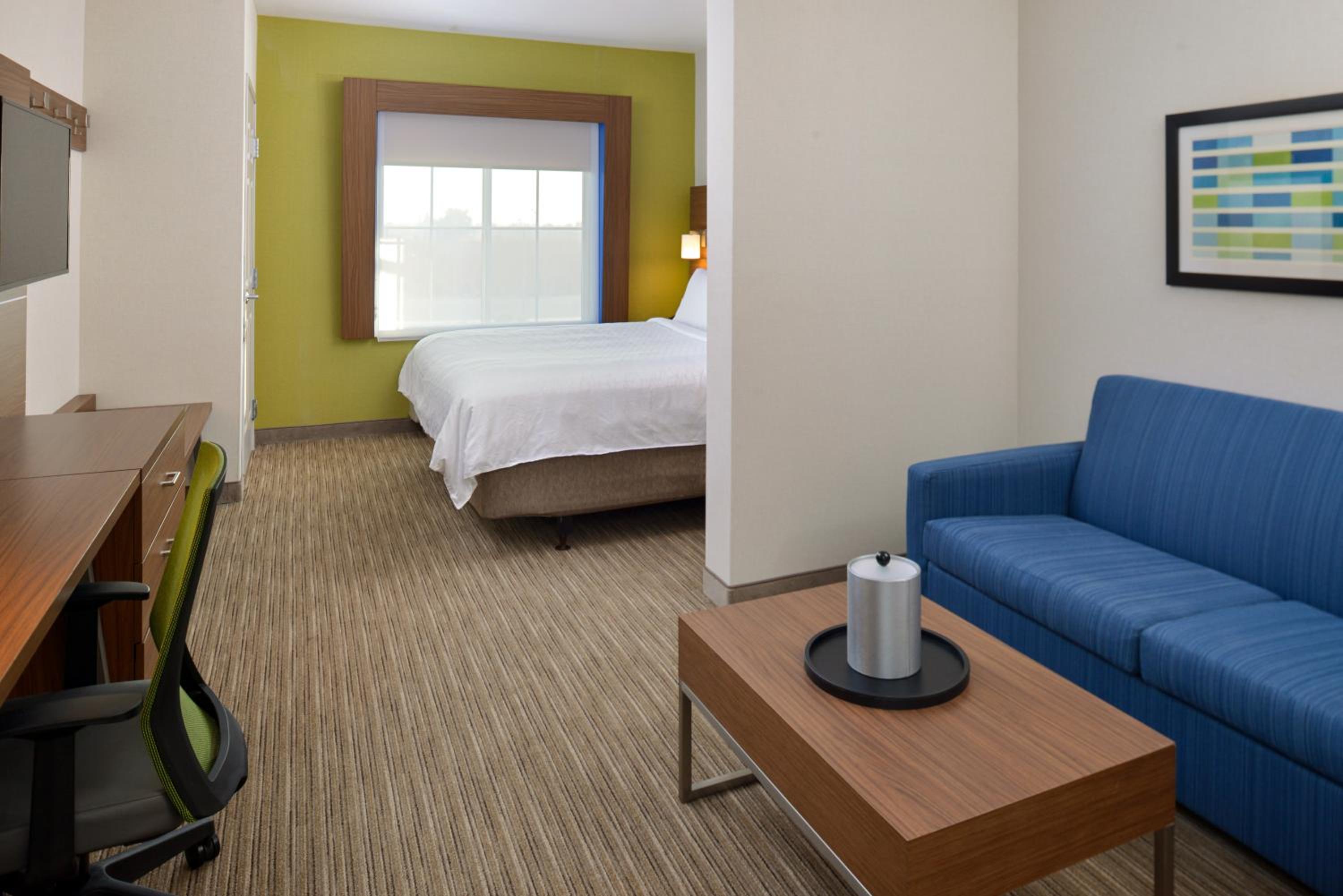 Standard King Room - Photo 5