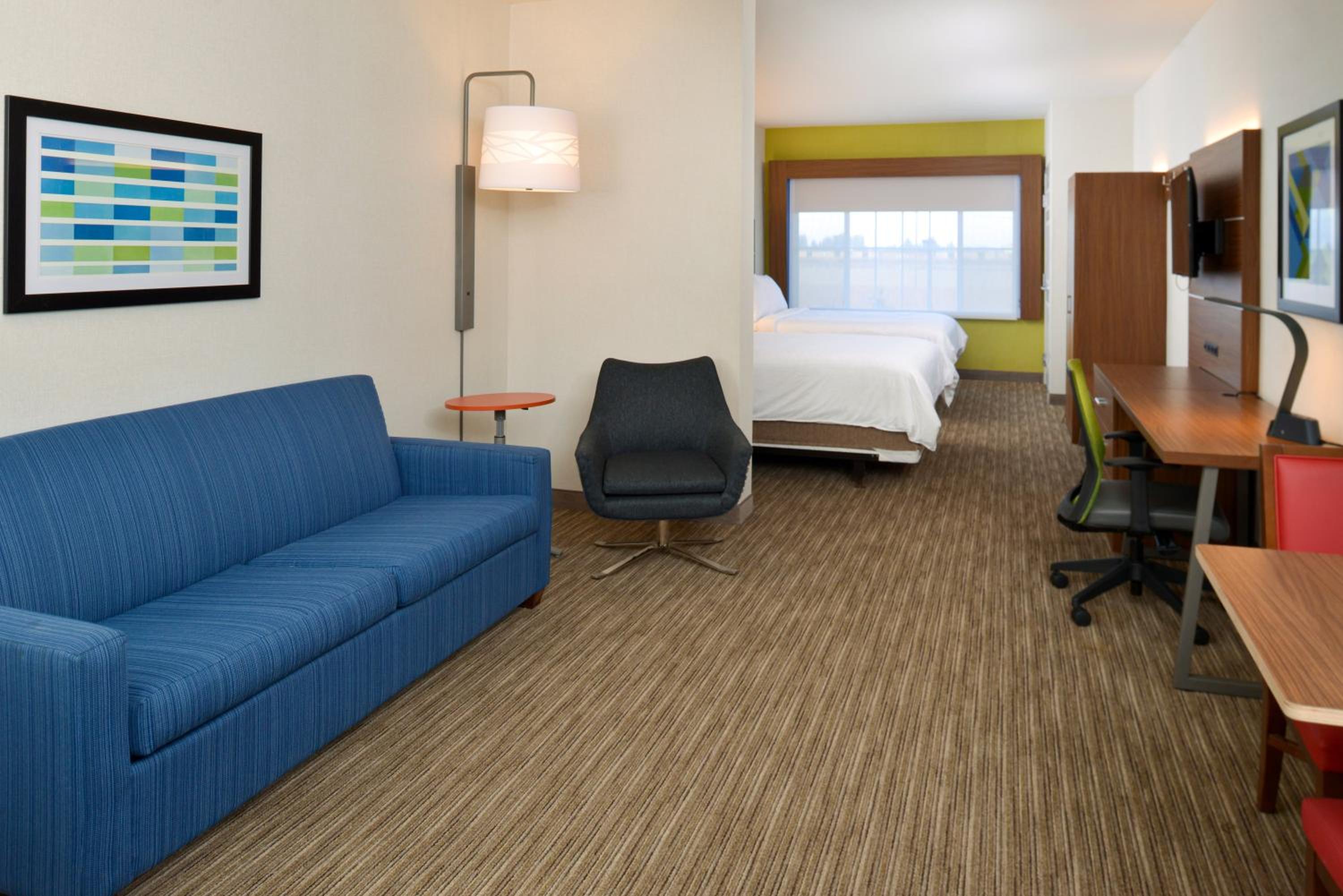 Standard Room with Two Queen Beds - Photo 3