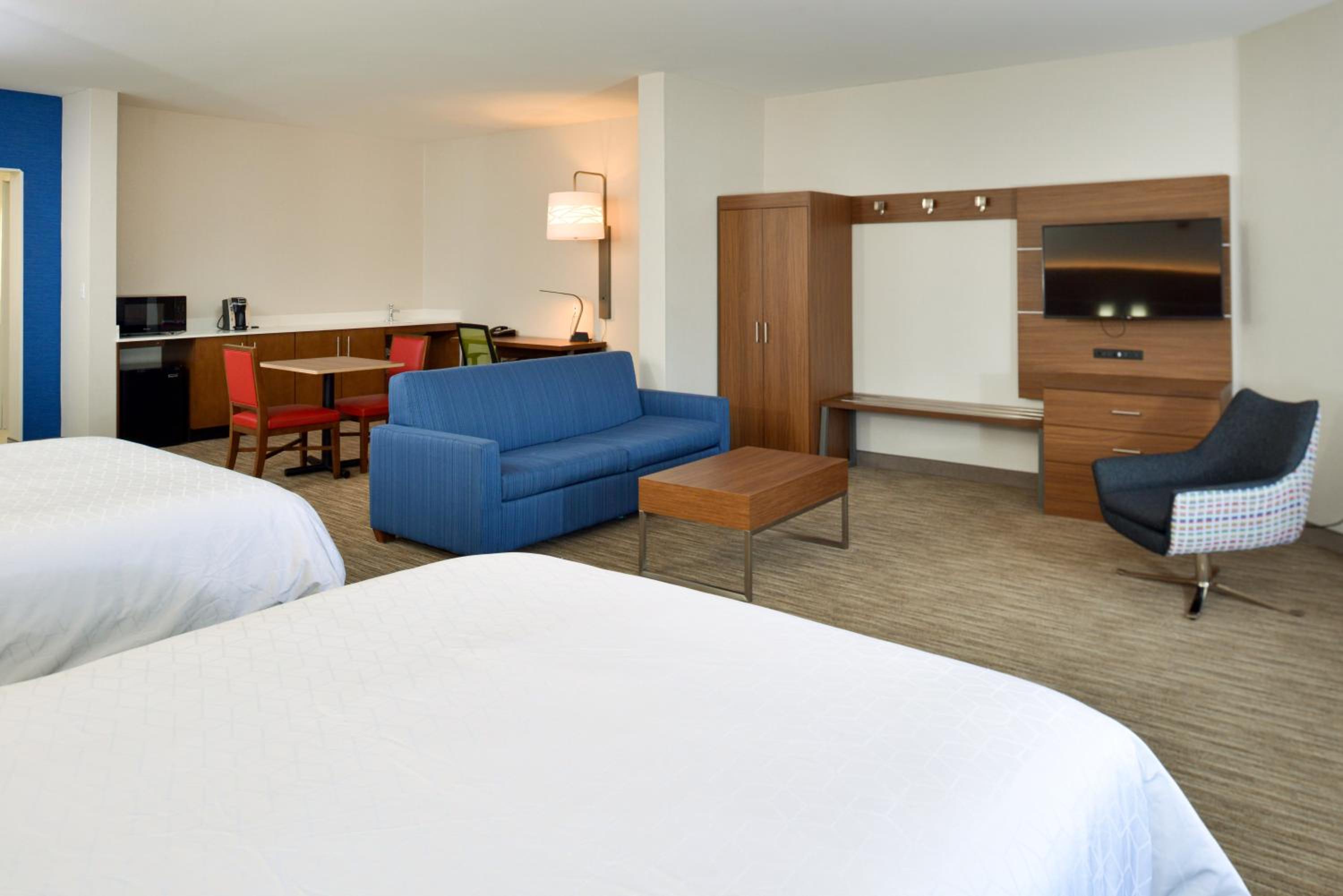Queen Room with Two Queen Beds - Disability Access with Bath Tub - Photo 2