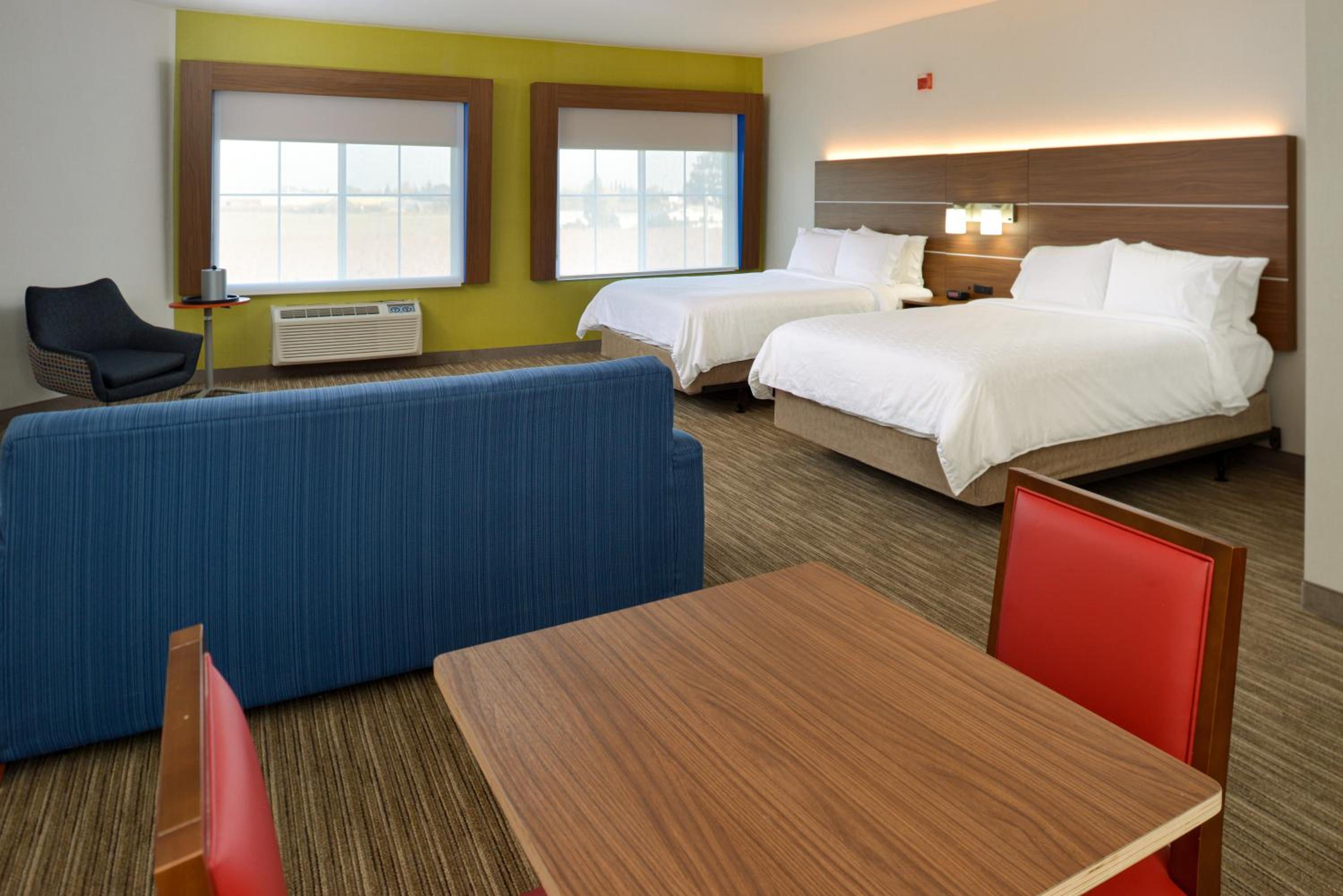 Queen Room with Two Queen Beds - Disability Access with Bath Tub - Photo 4