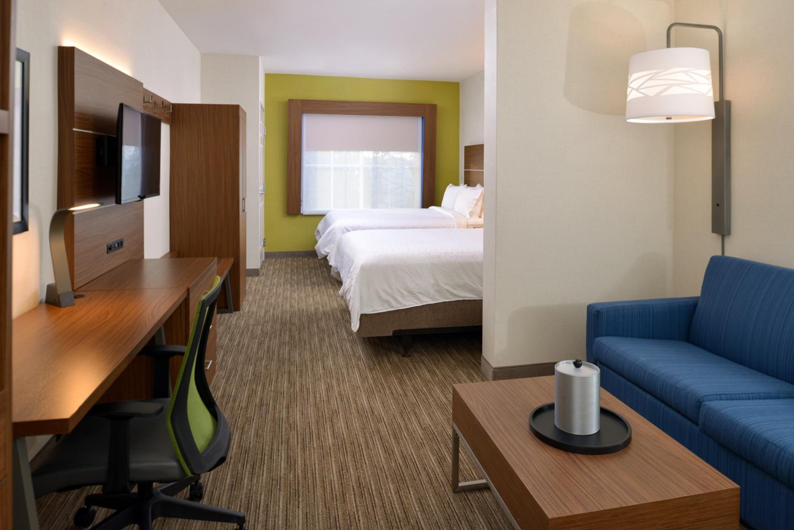 Standard Room with Two Queen Beds - Photo 5