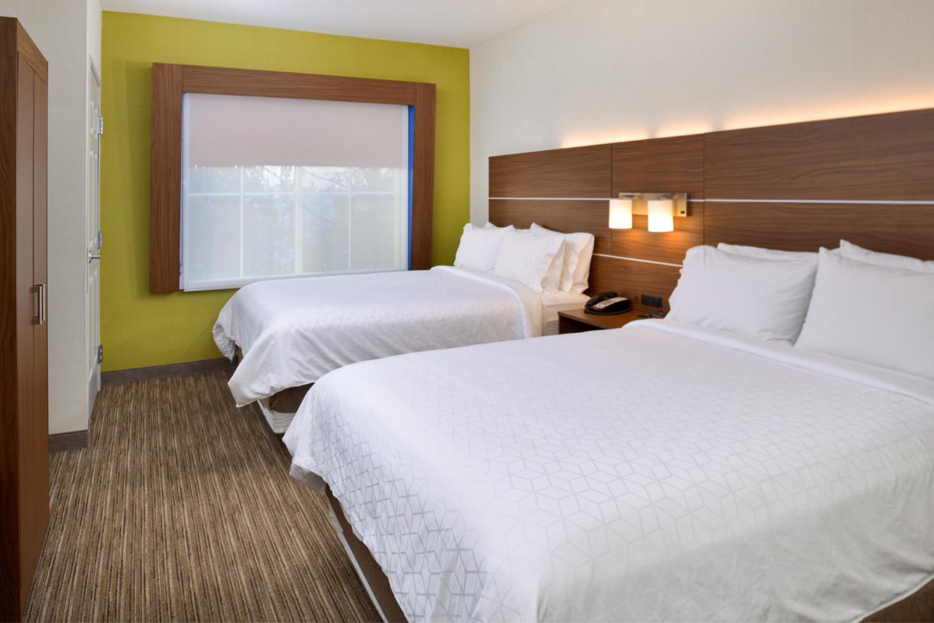 Standard Room with Two Queen Beds - Photo 6