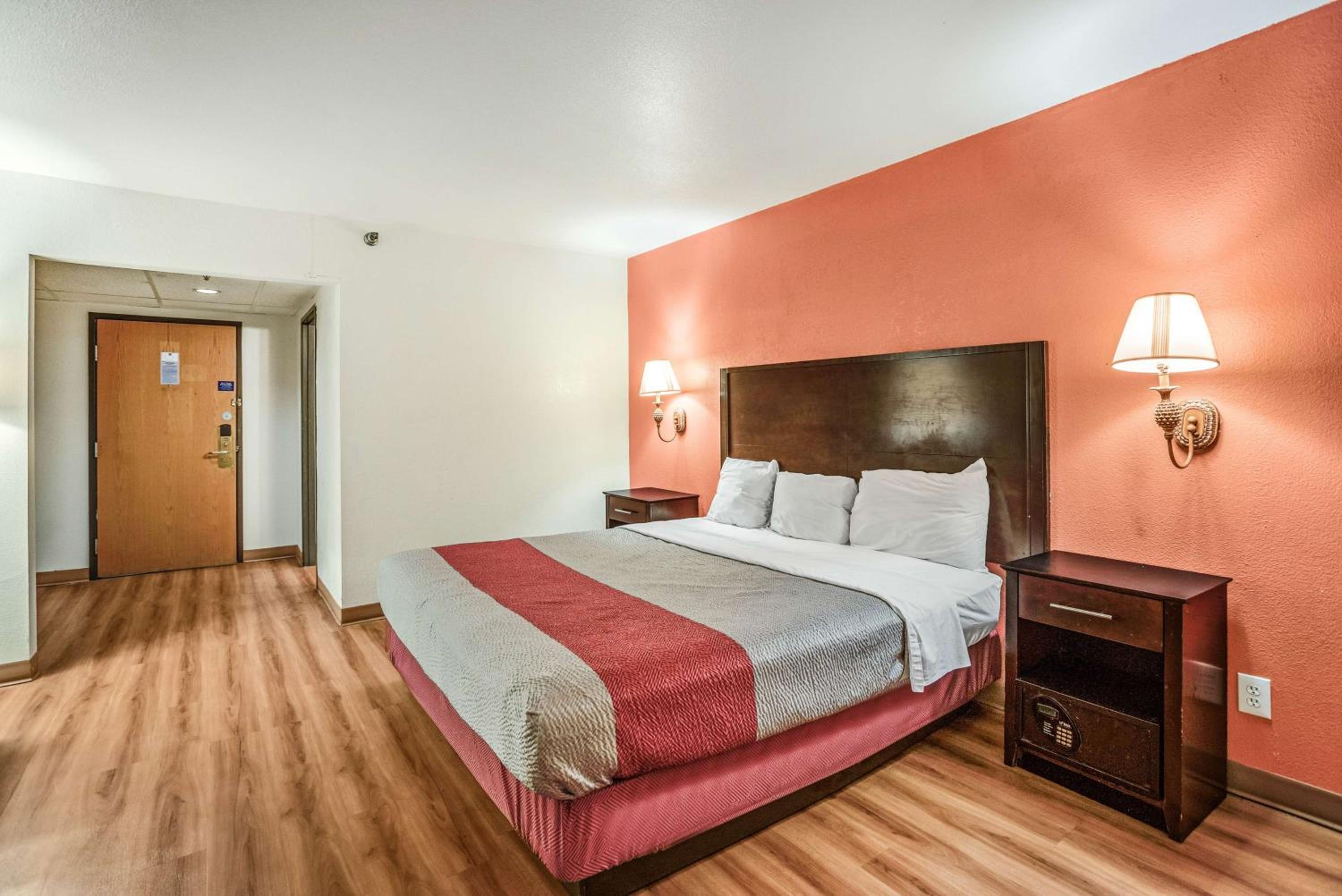 King Room with Roll-in Shower - Disability Access - Non-Smoking - Photo 1