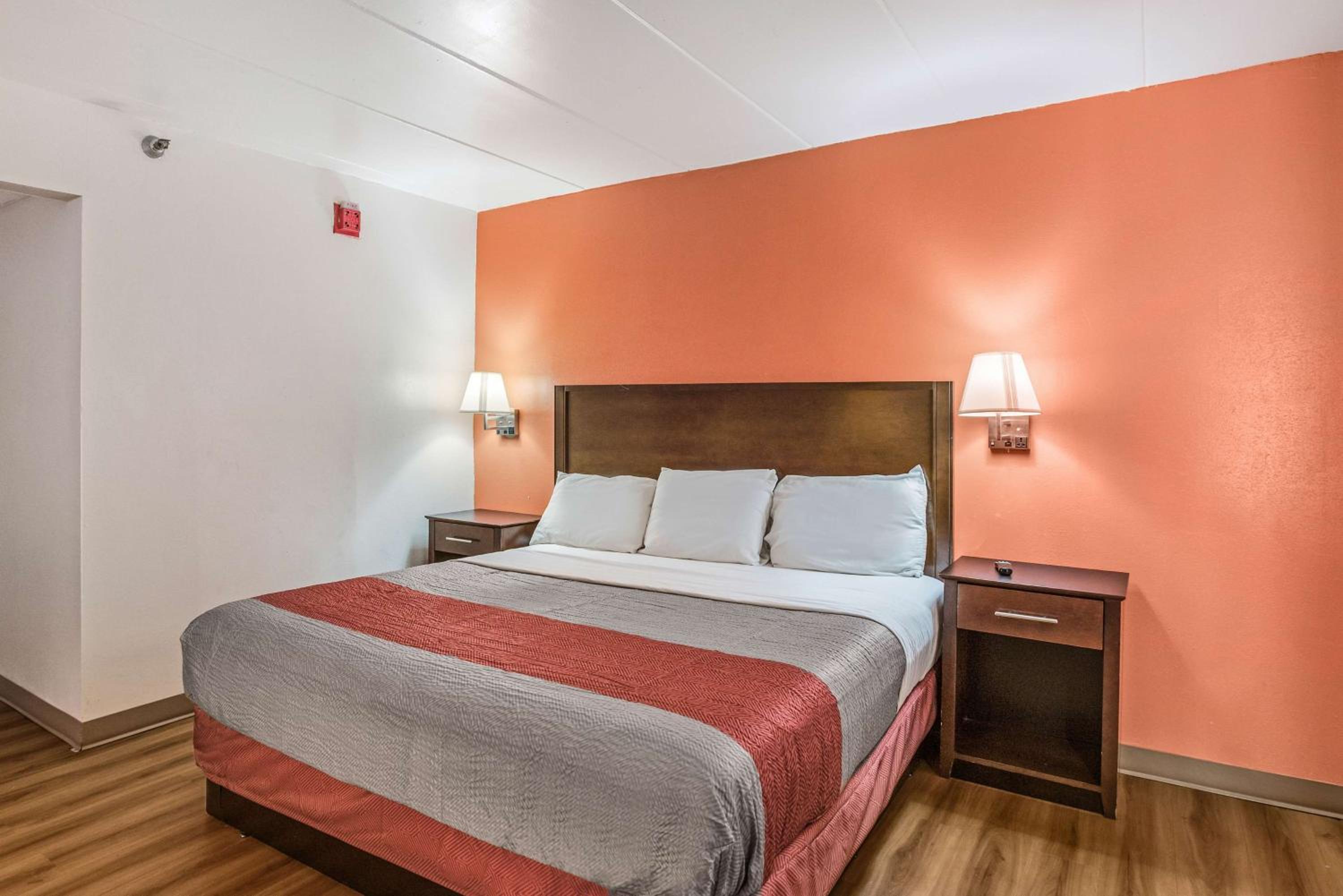 King Room with Roll-in Shower - Disability Access - Non-Smoking - Photo 4